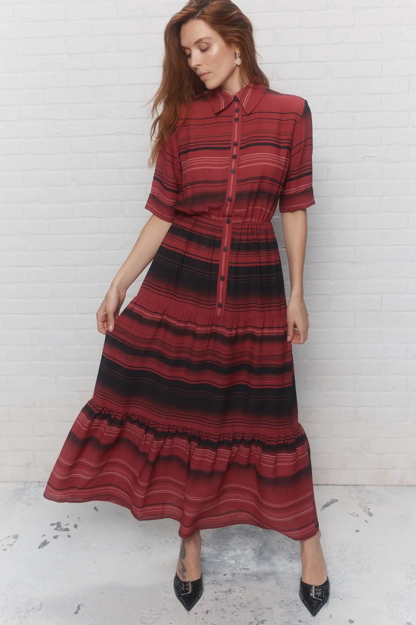 Robe longue à motif ligné noir et rose | Kennedy JOELLE Collection