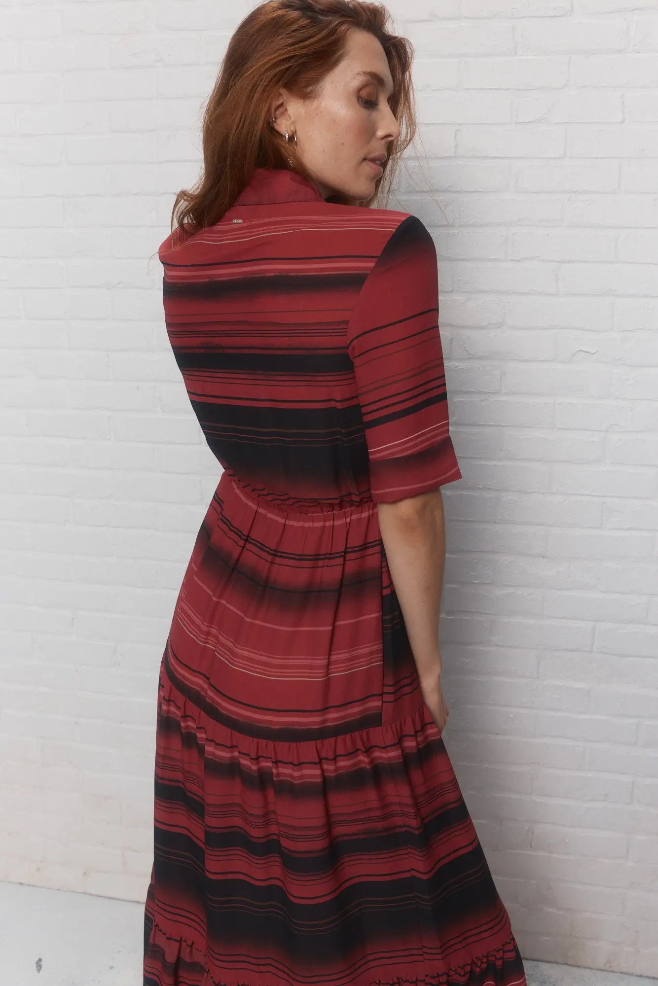 Robe longue à motif ligné noir et rose | Kennedy JOELLE Collection