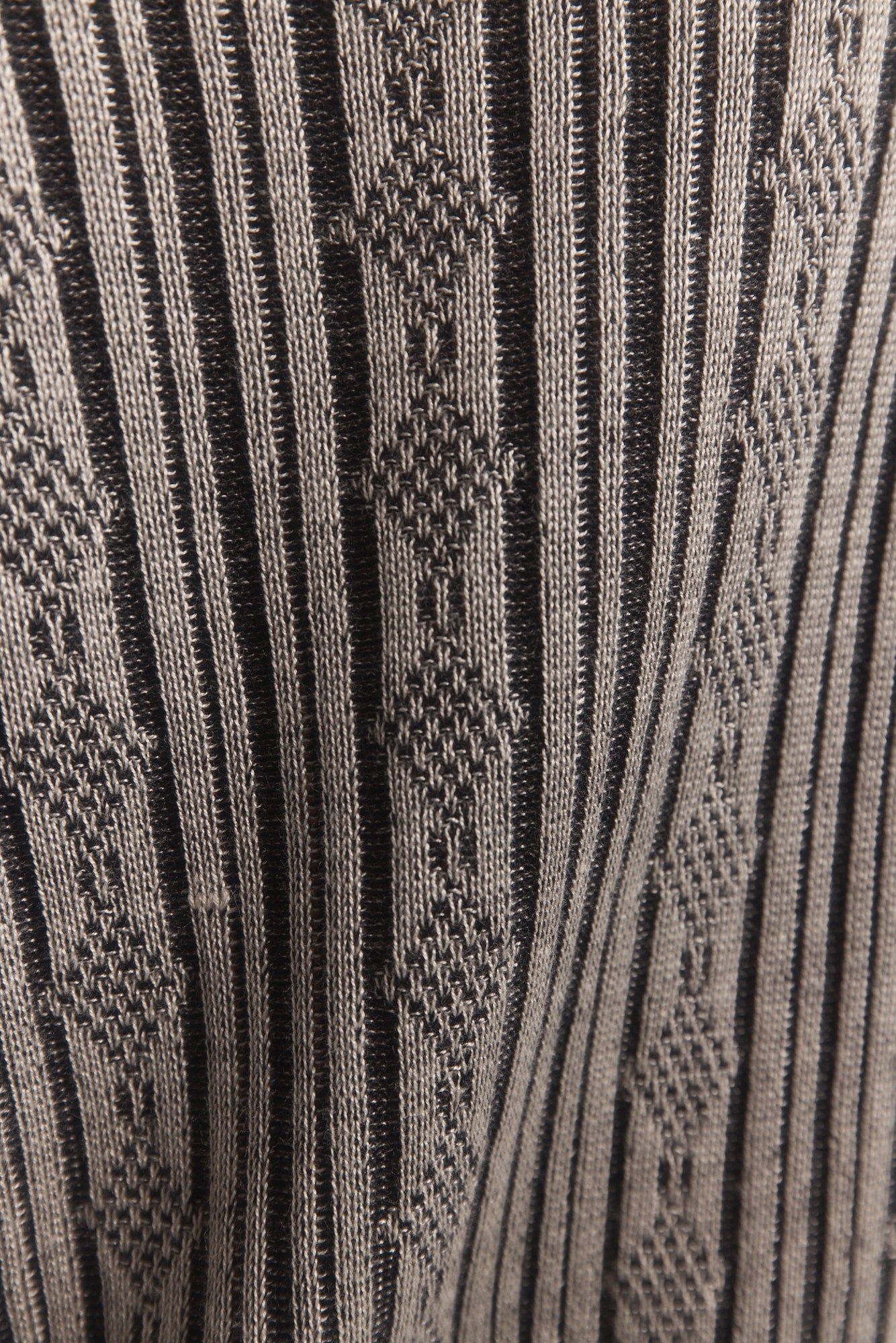 Eugenie | Chandail gris à motif géométrique