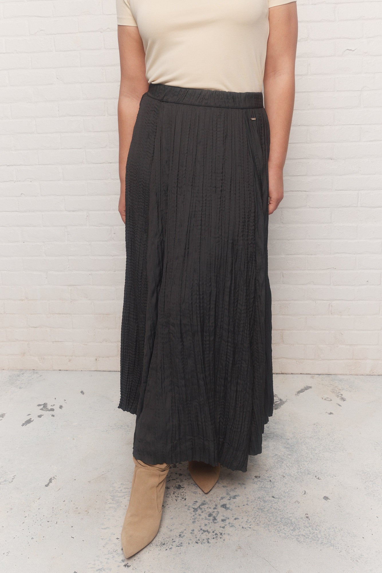 Nika | Long grey pleated skirt
