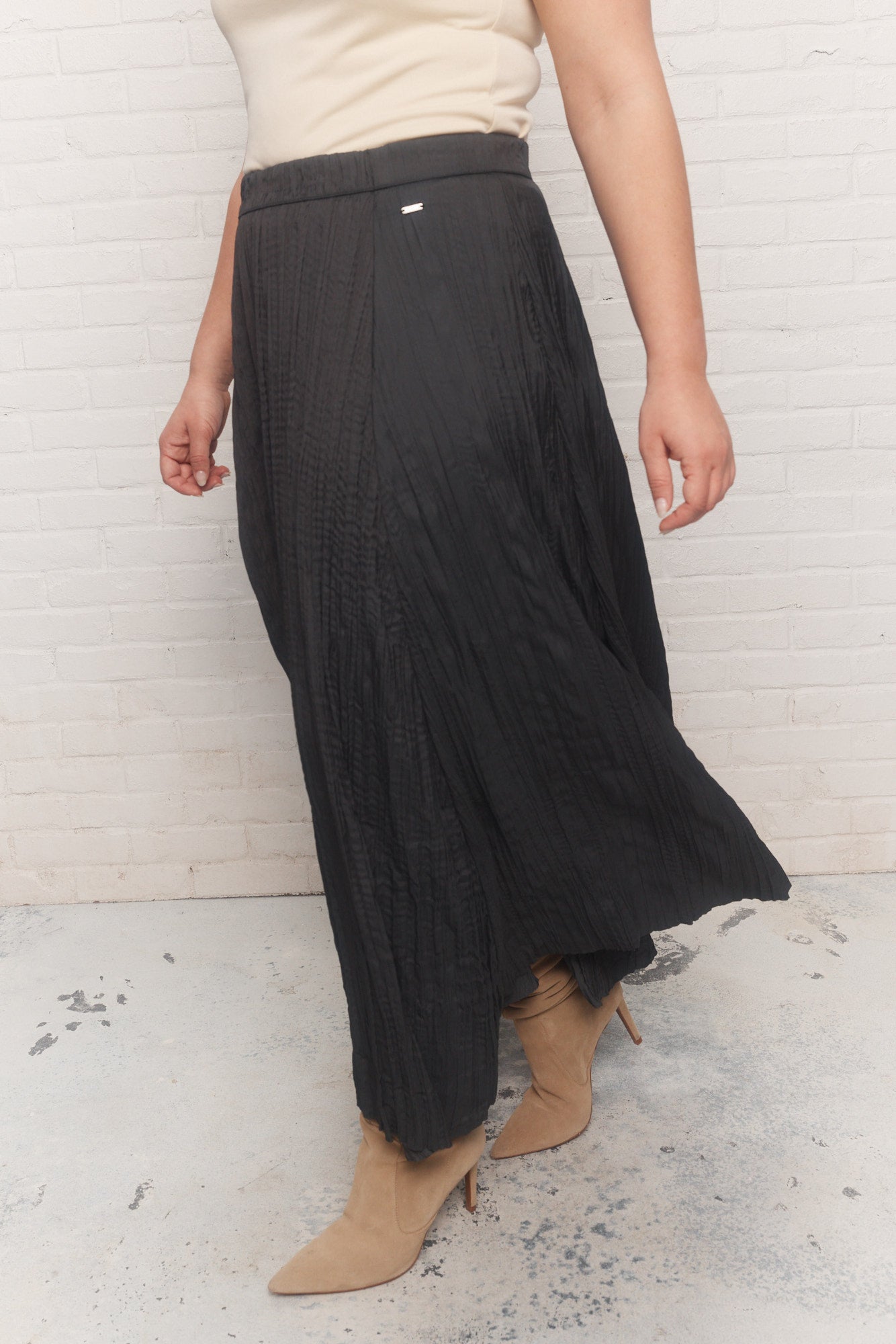 Nika | Long grey pleated skirt