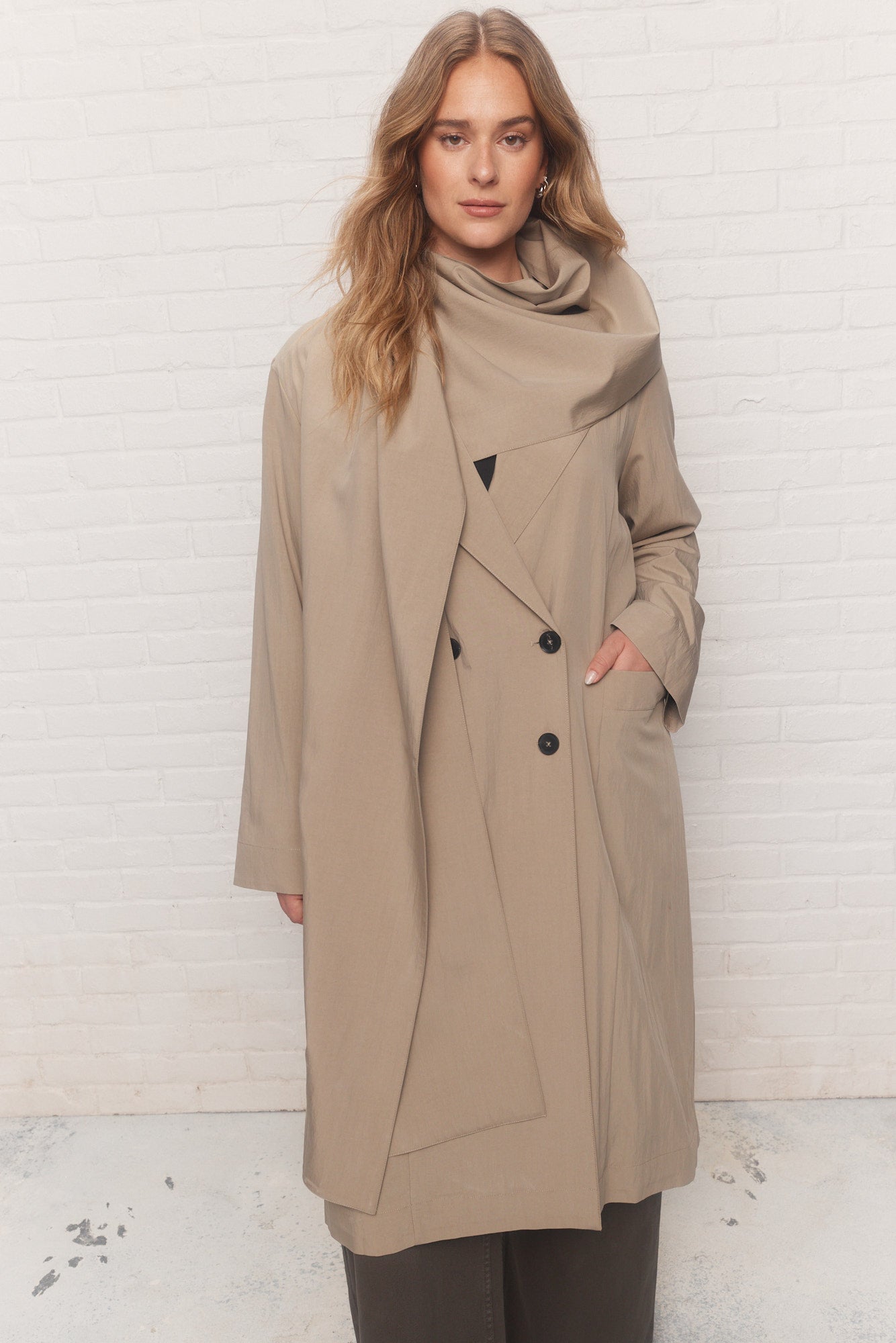 Flench | Veste beige avec foulard intégré