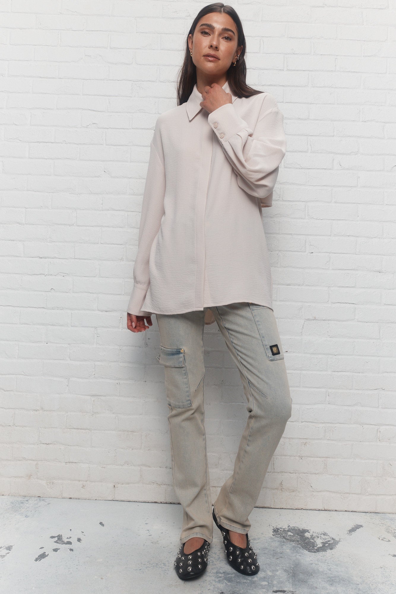 Delaney | Chemise beige ouverte au dos