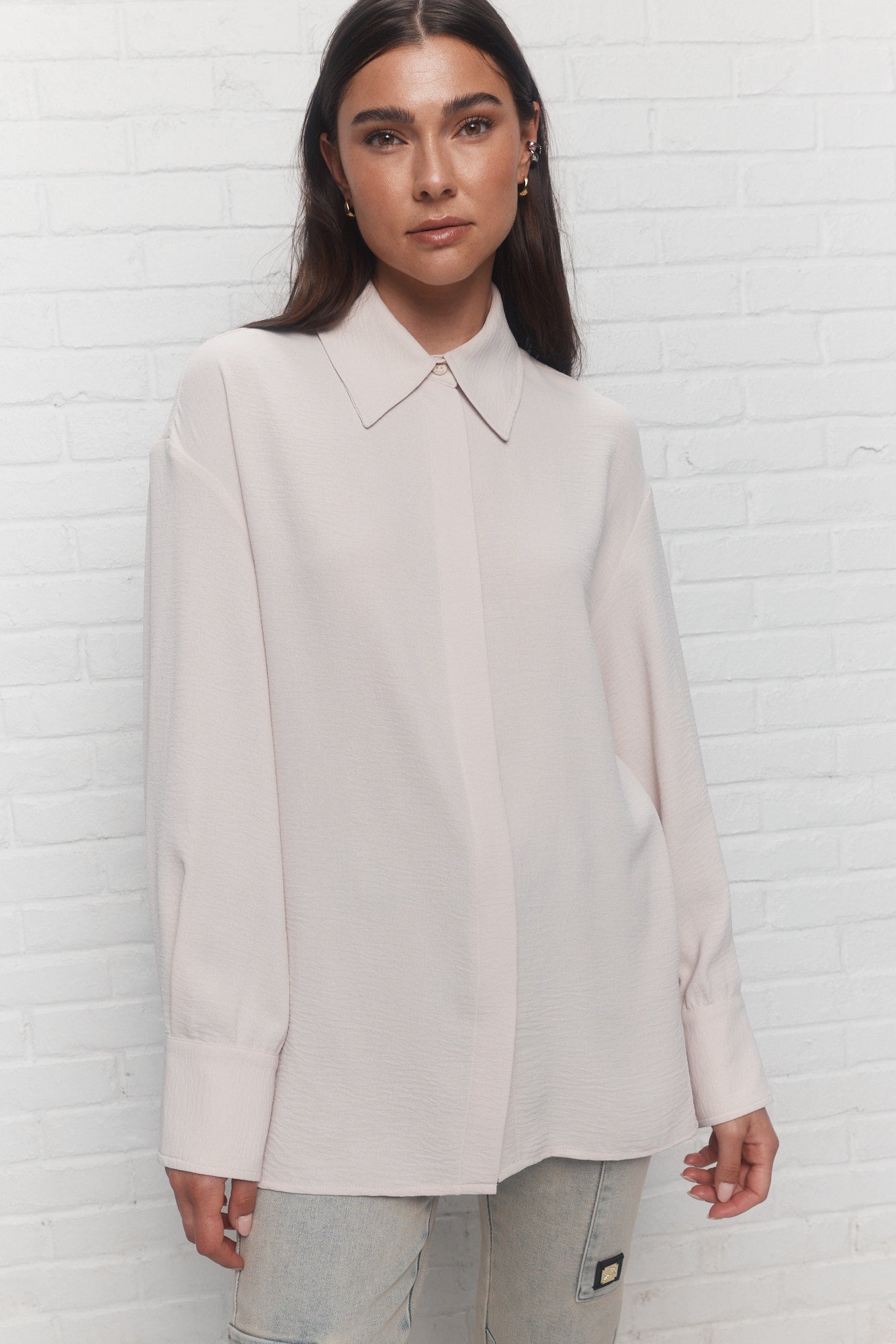 Delaney | Chemise beige ouverte au dos