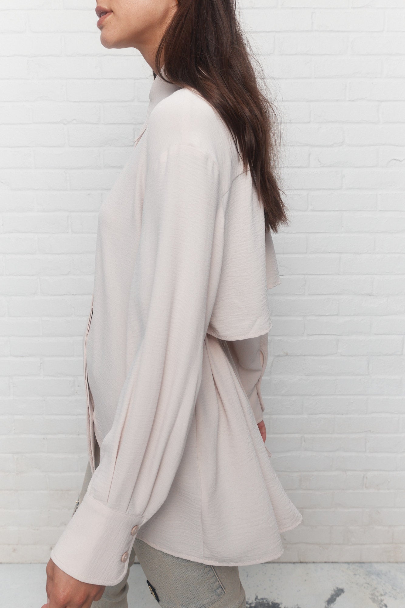 Delaney | Chemise beige ouverte au dos