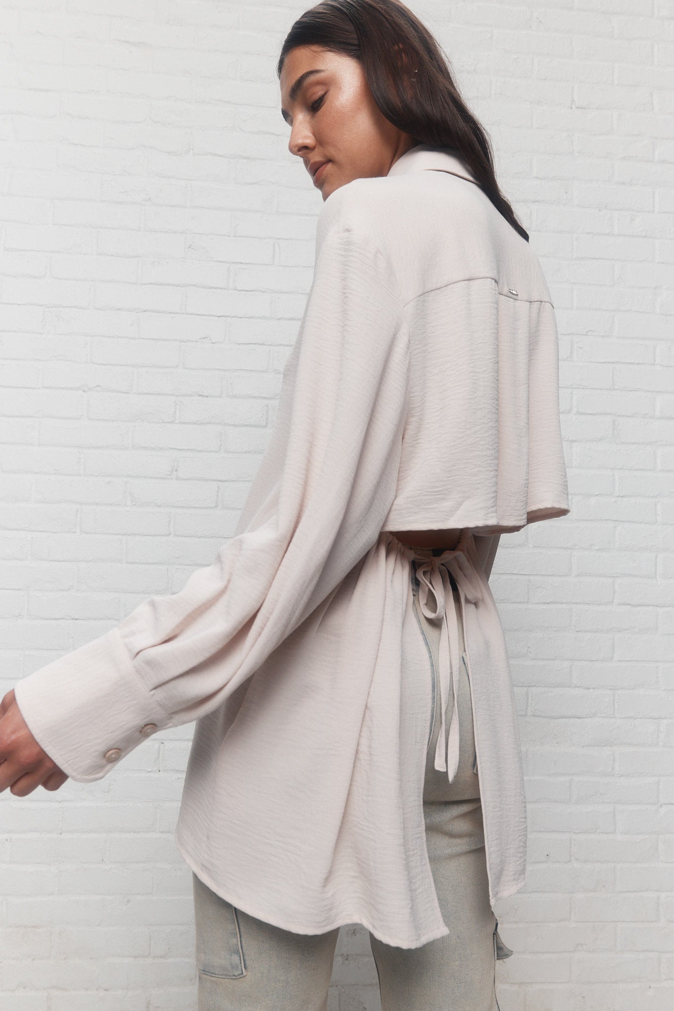 Delaney | Chemise beige ouverte au dos