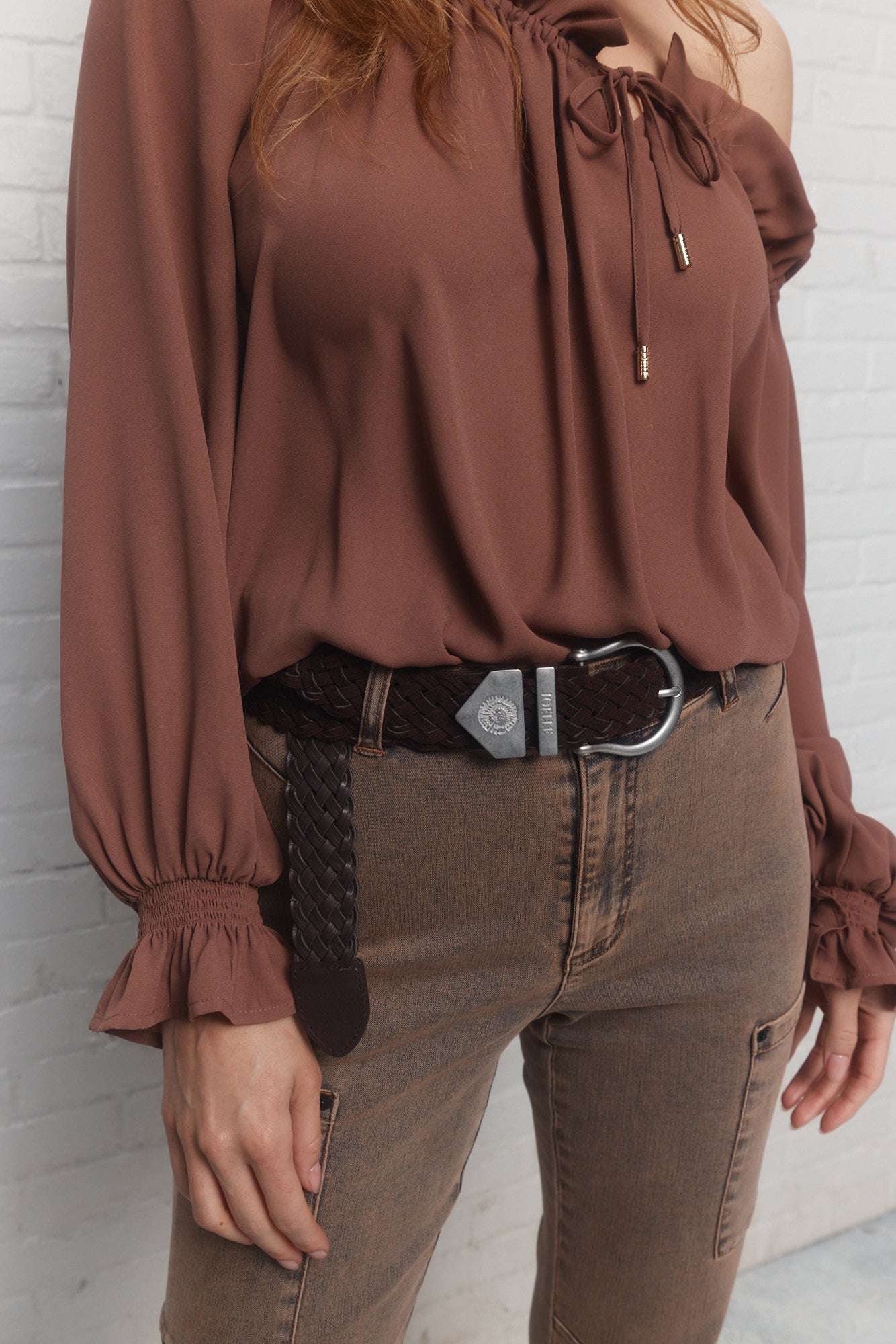 Basset | Ceinture brune tressée en suède synthétique