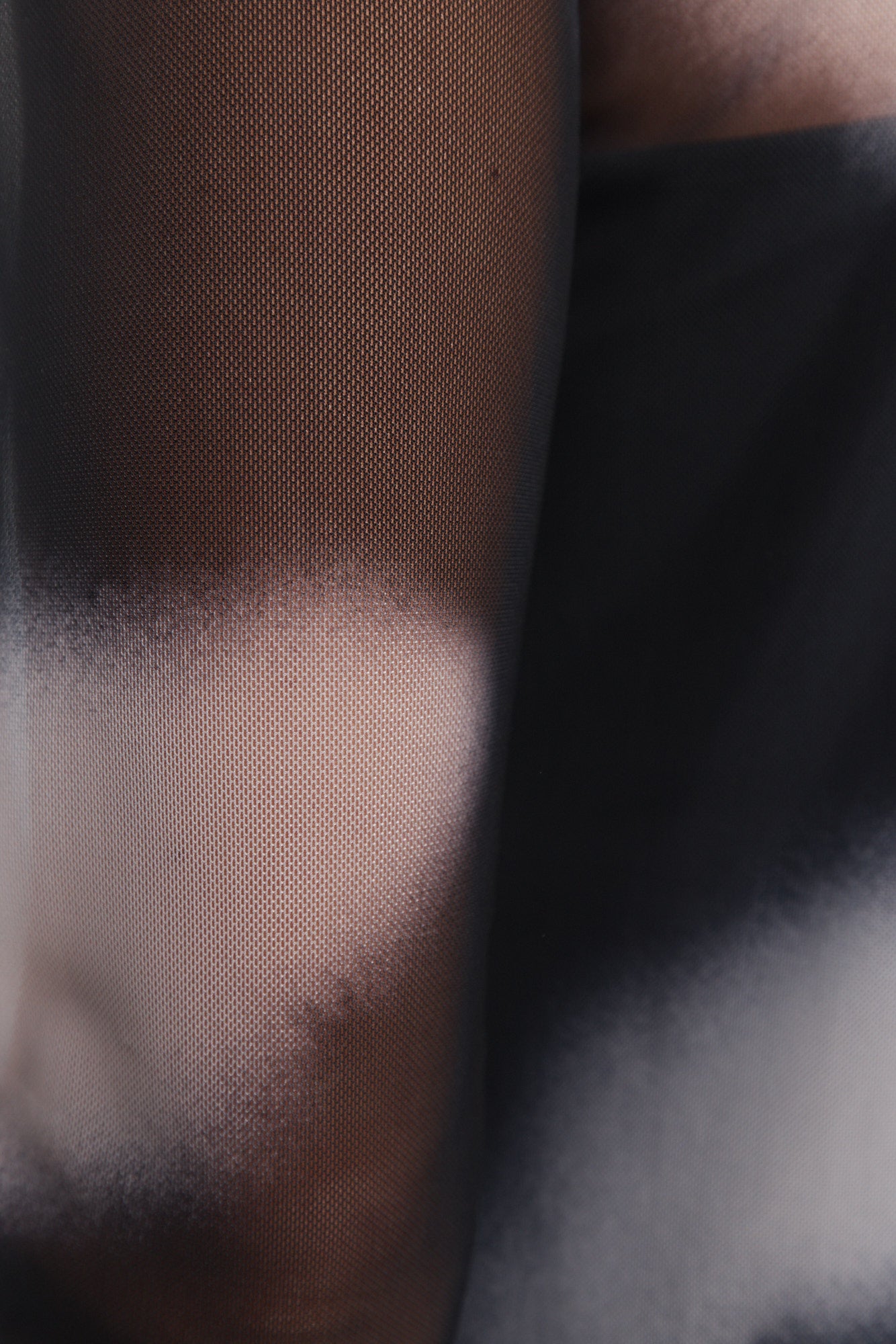 Mariella | Robe transparente noire imprimé tie-dye