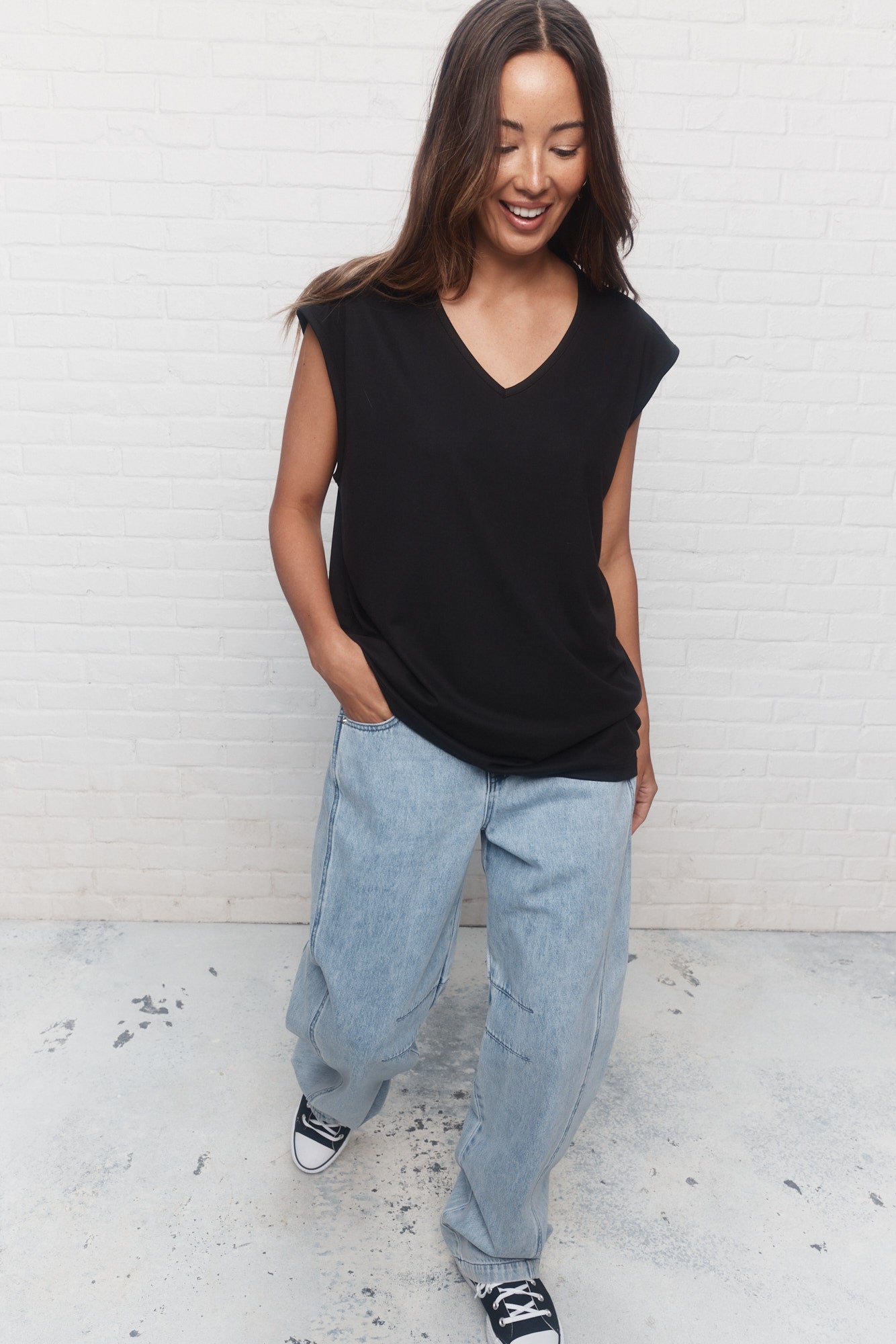 Emy | The black V-neck sweater