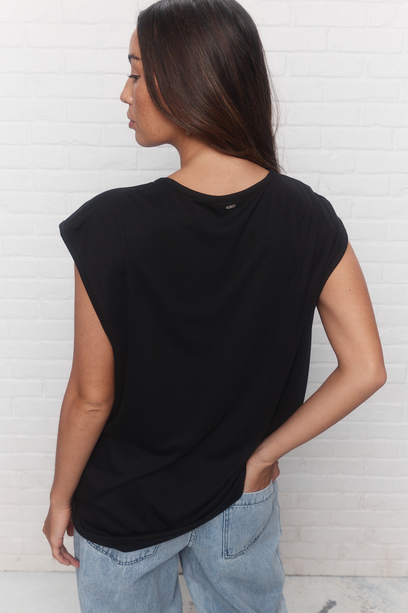 Emy | The black V-neck sweater