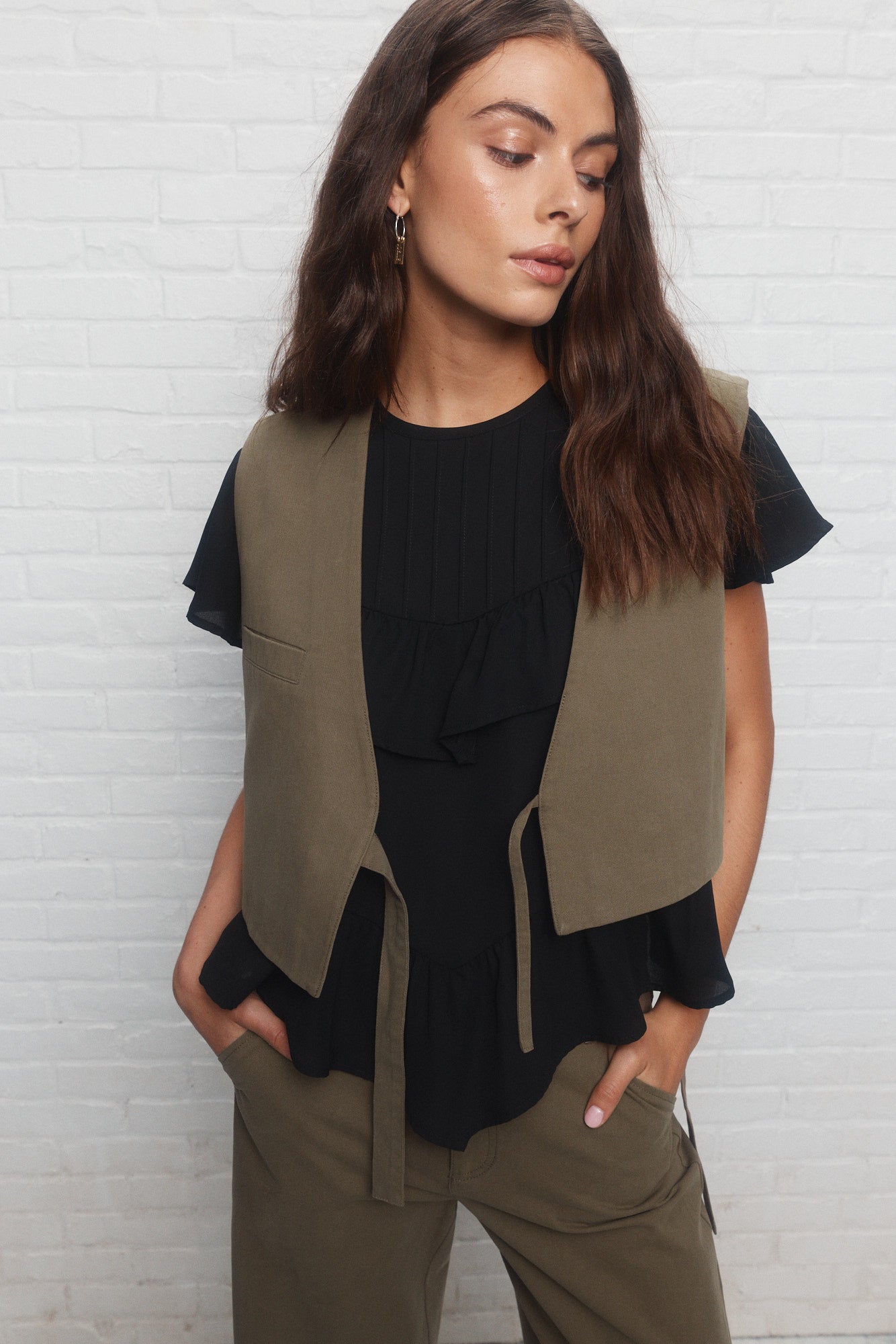 Gigi | La veste verte asymétrique sans manches