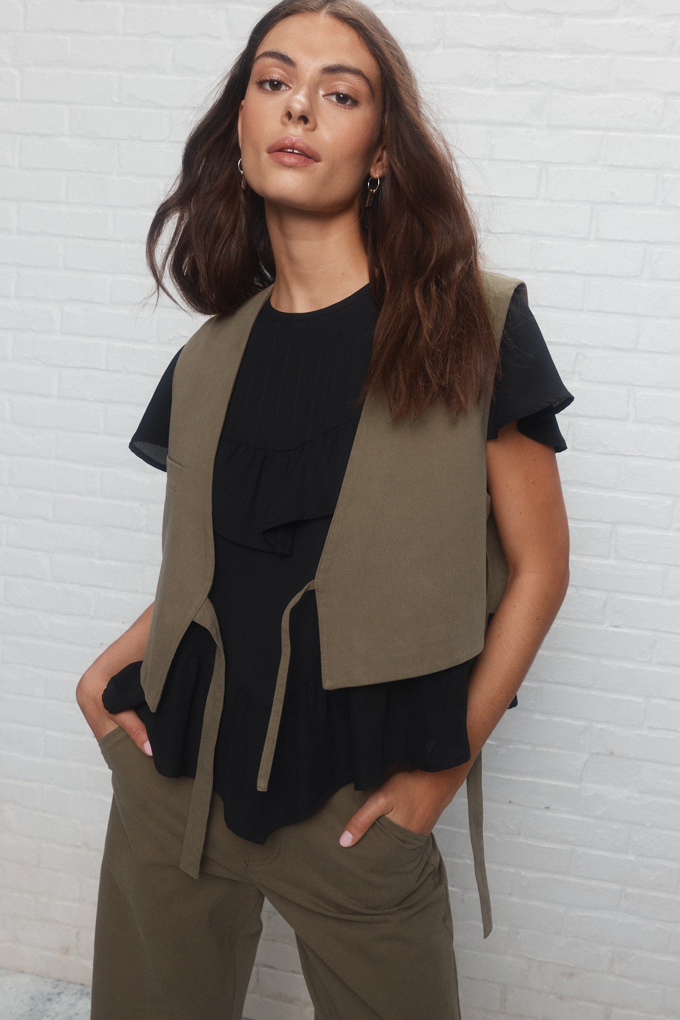 Gigi | La veste verte asymétrique sans manches
