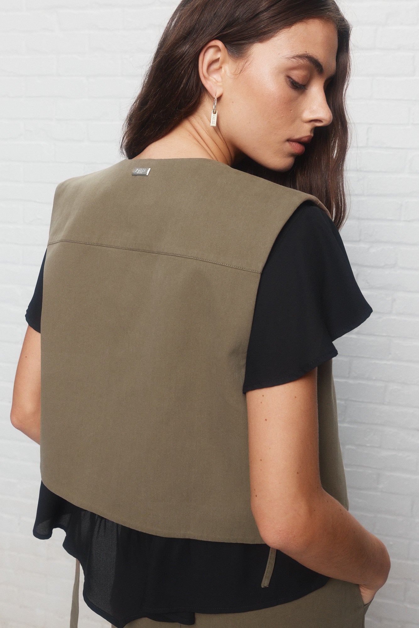 Gigi | La veste verte asymétrique sans manches