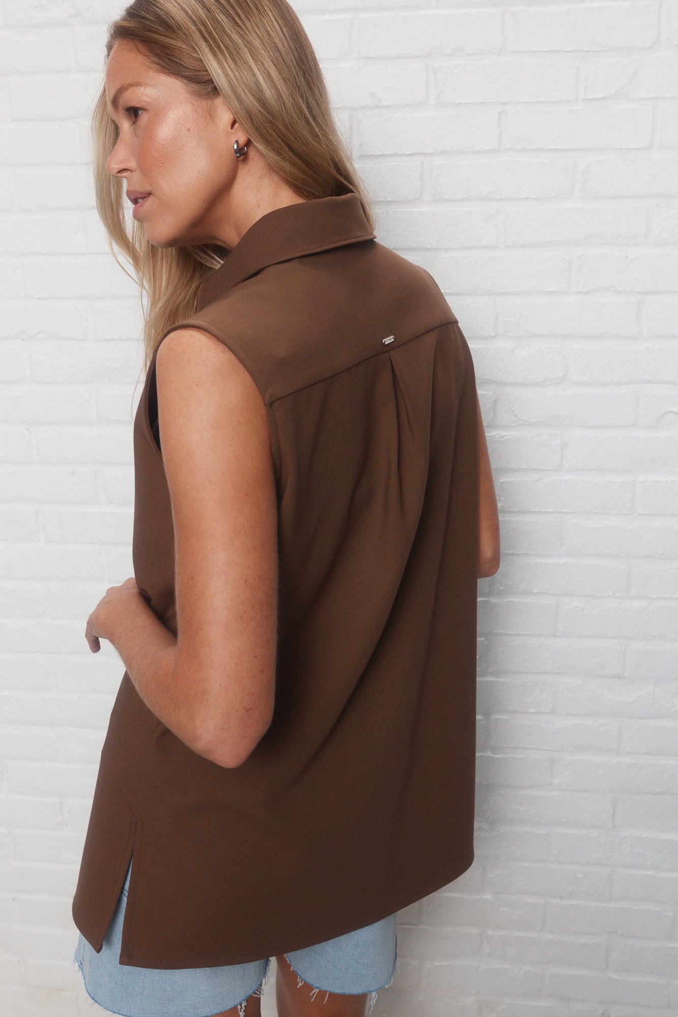 Claire | The brown sleeveless shirt