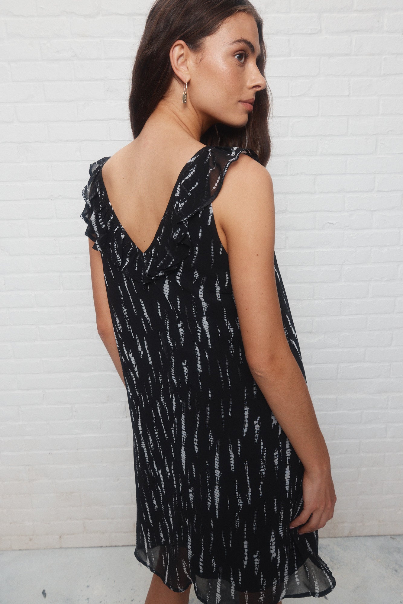 Lyra | The black sleeveless dress with ruffles
