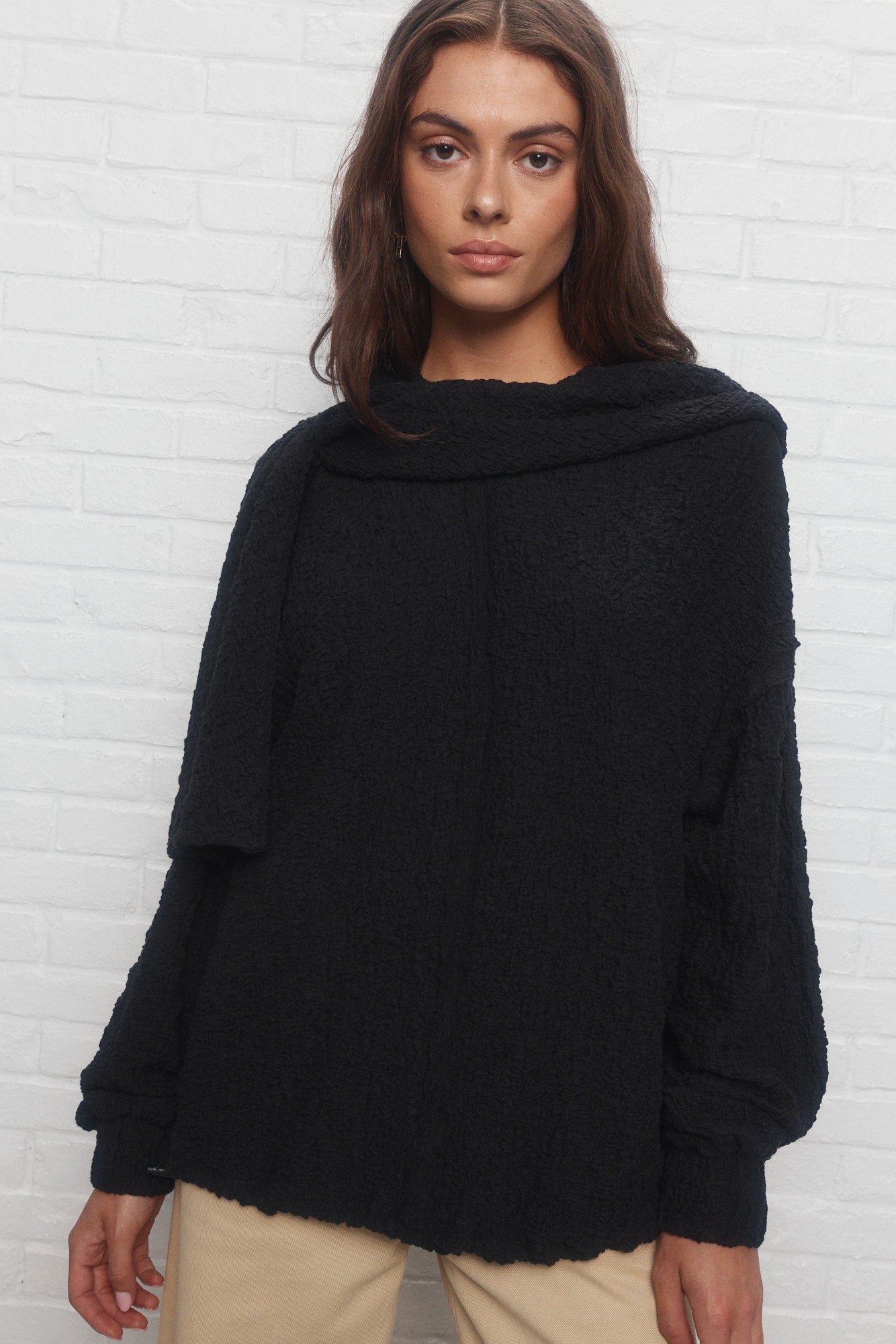 Waris | The black textured hoodie