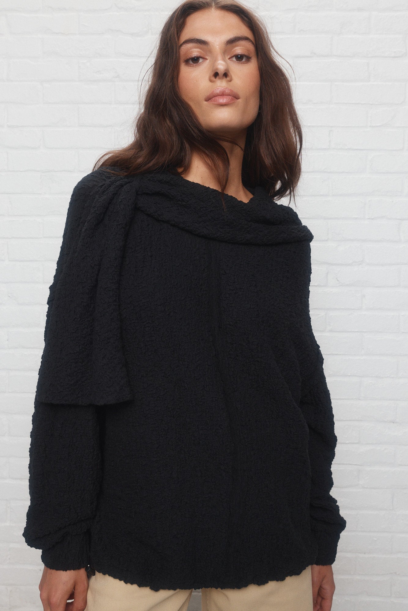 Waris | The black textured hoodie