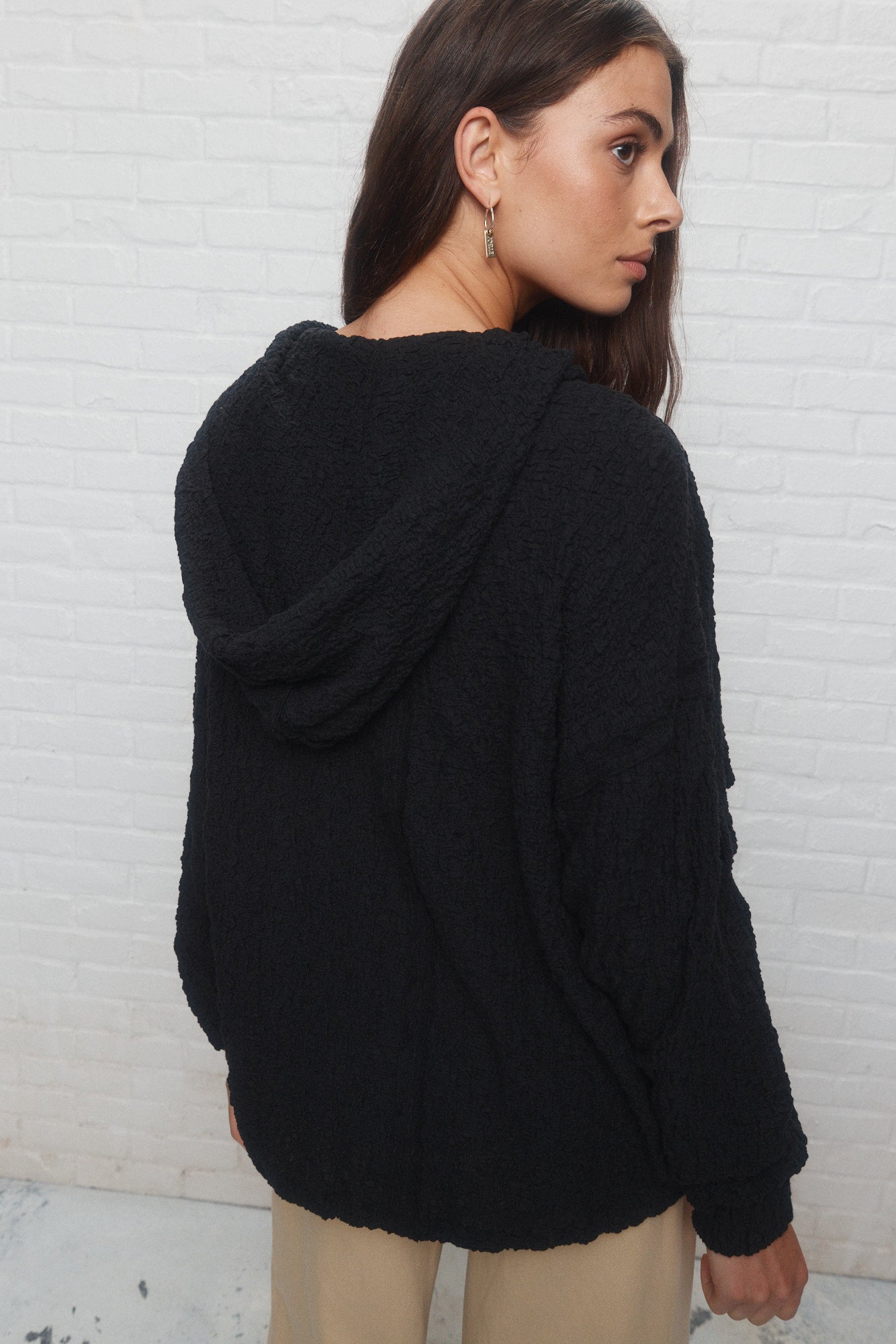 Waris | The black textured hoodie