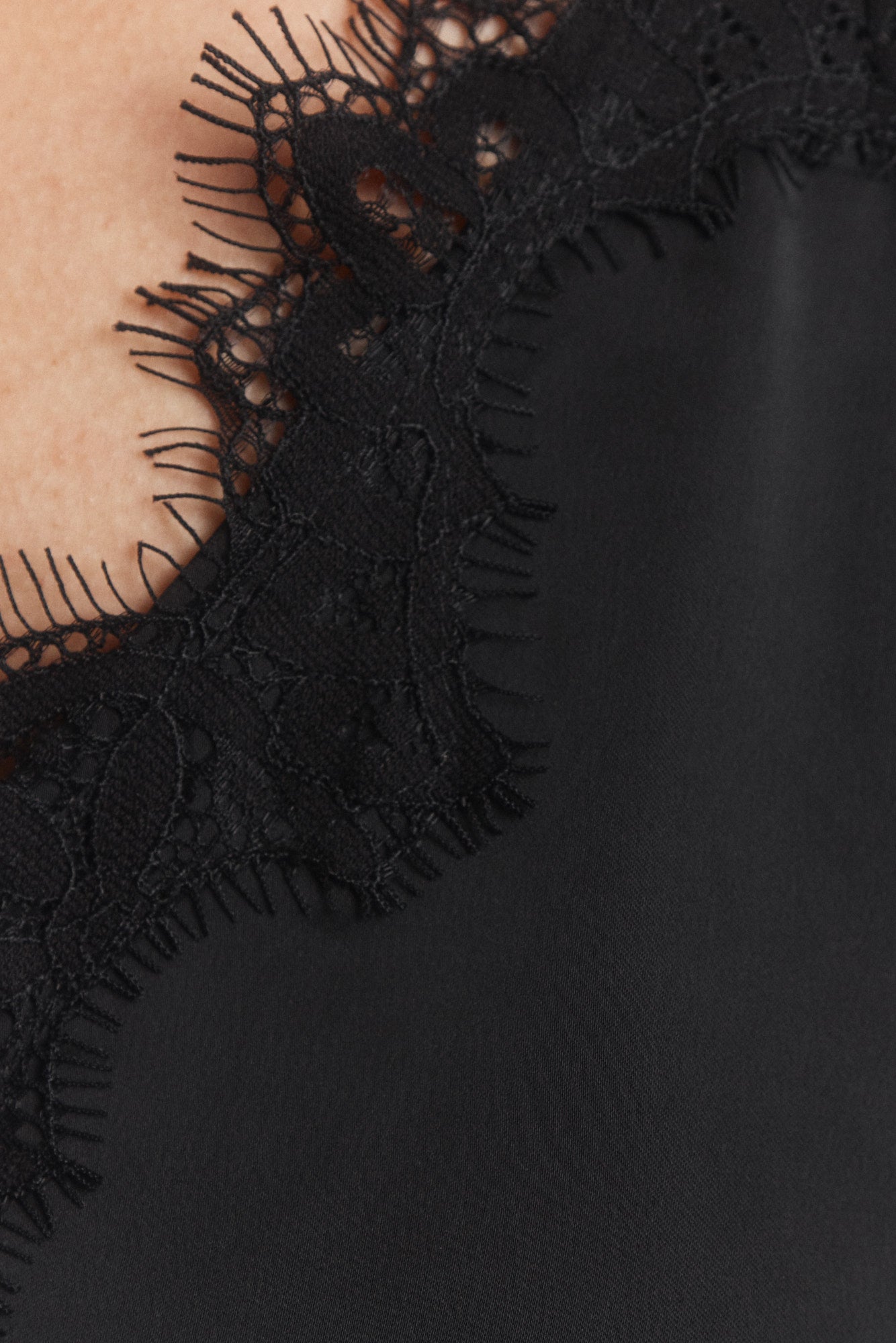 Louvre | Black satin cami