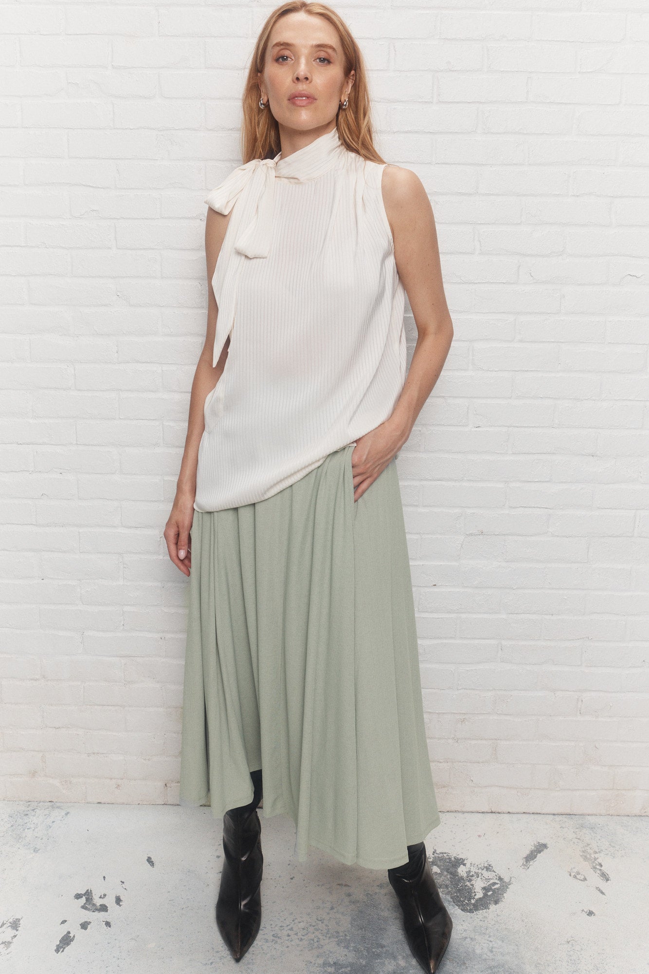 Kalzo | Sleeveless blouse with bow in ivory