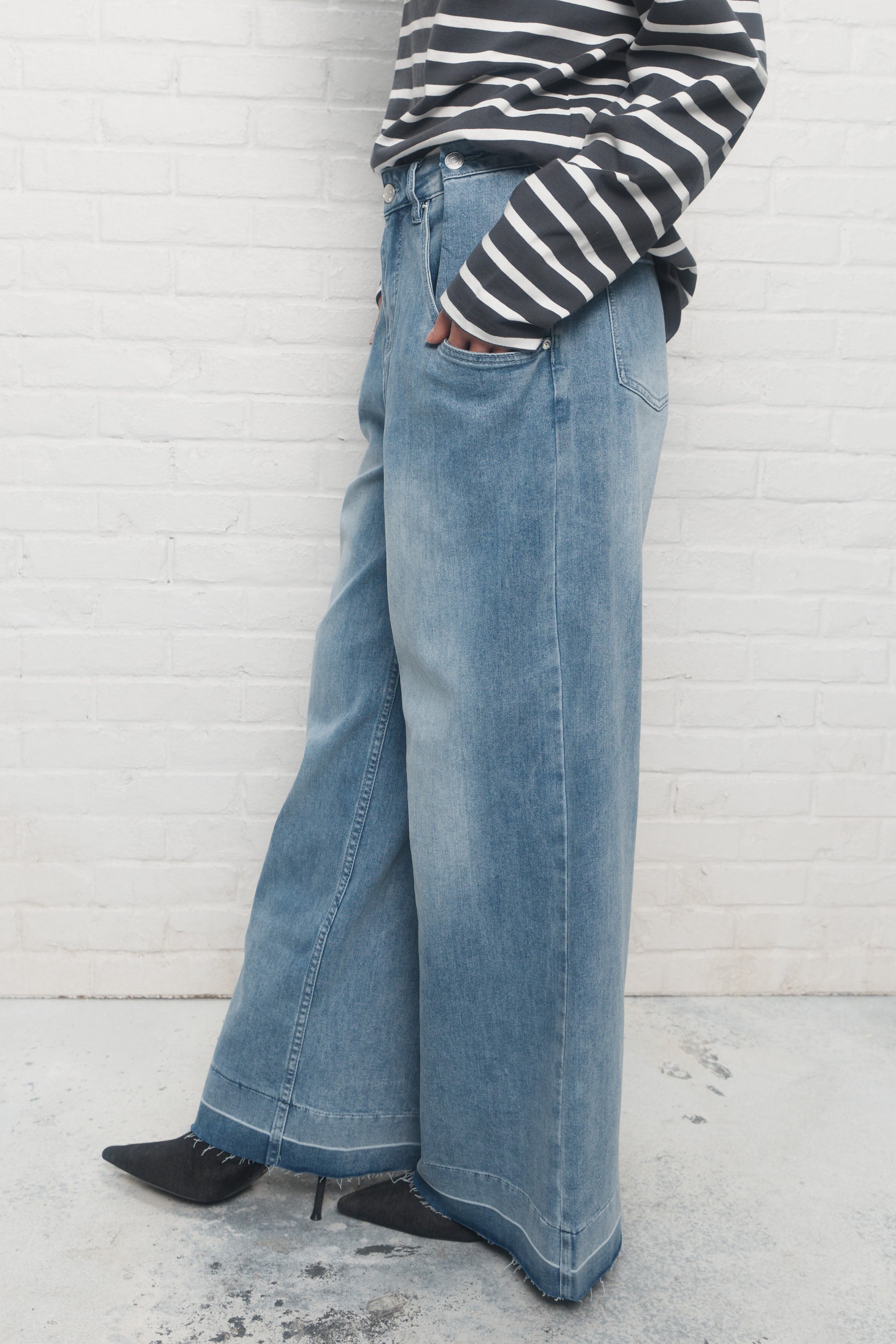 Allure | Faded blue jeans