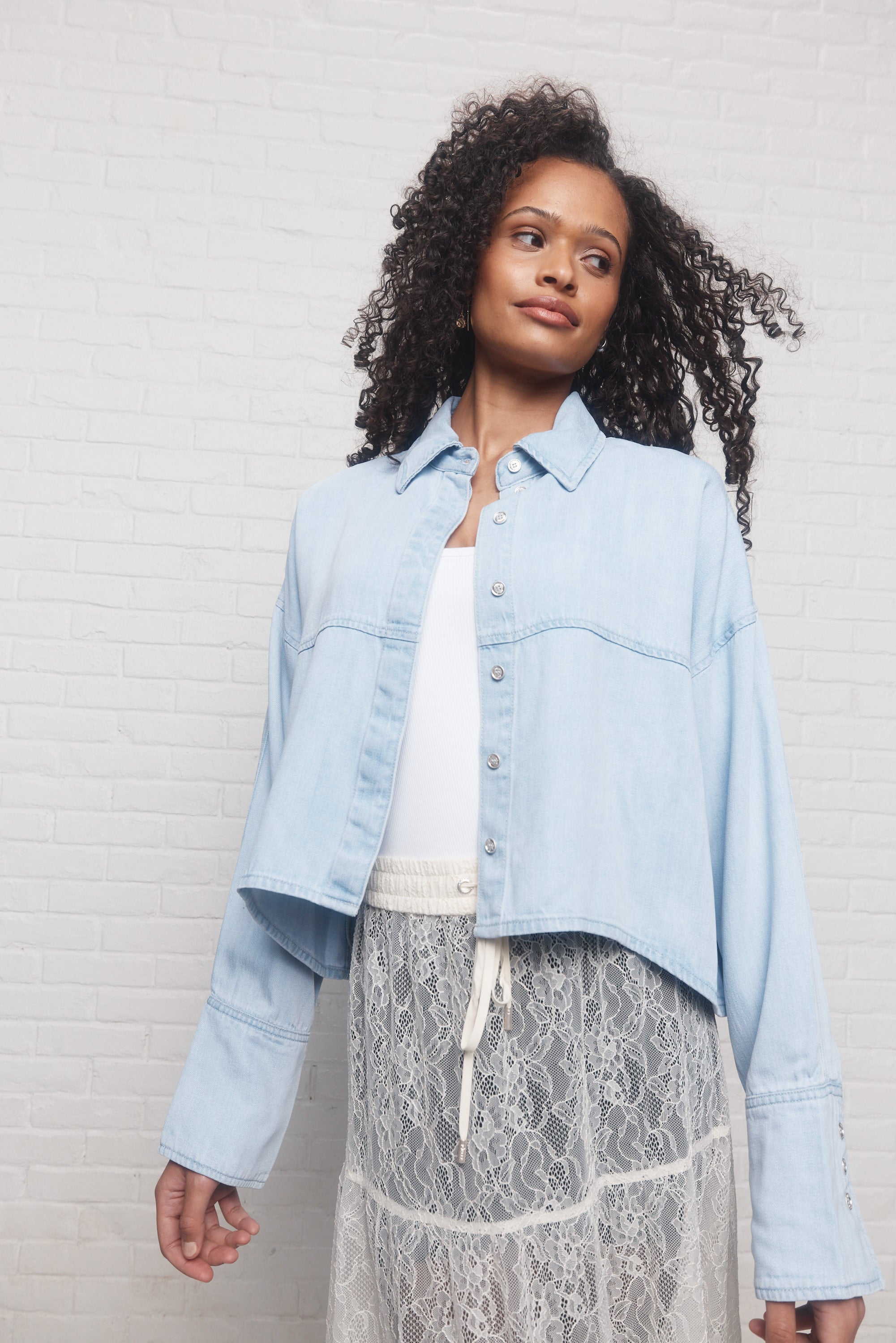 Doubt | Chemise courte en denim bleu délavé