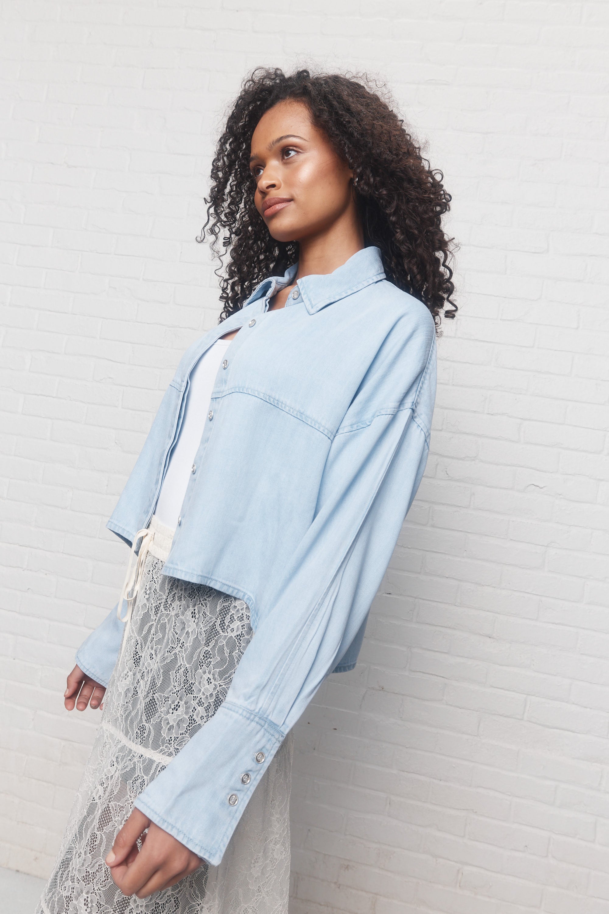 Doubt | Chemise courte en denim bleu délavé