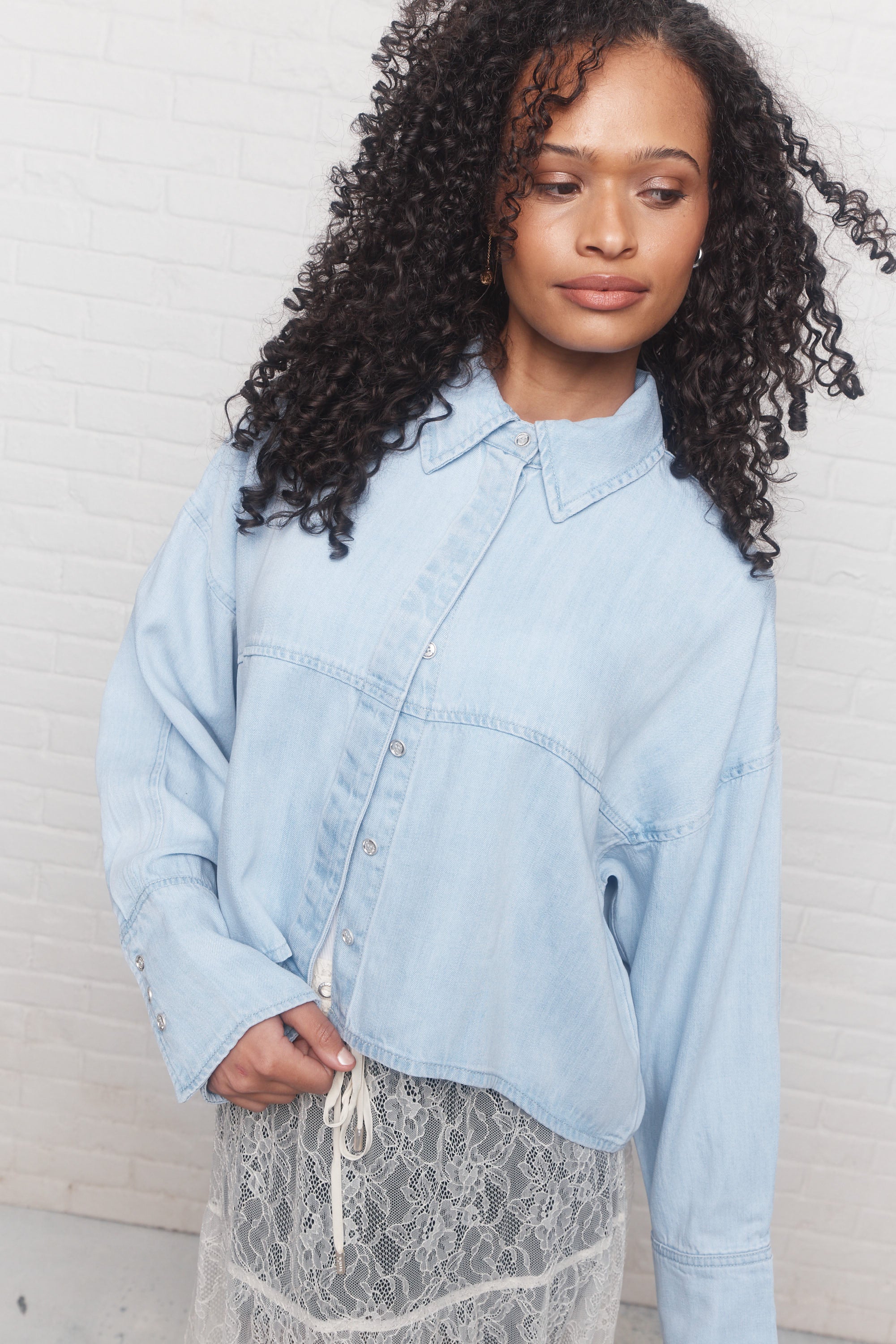 Doubt | Chemise courte en denim bleu délavé