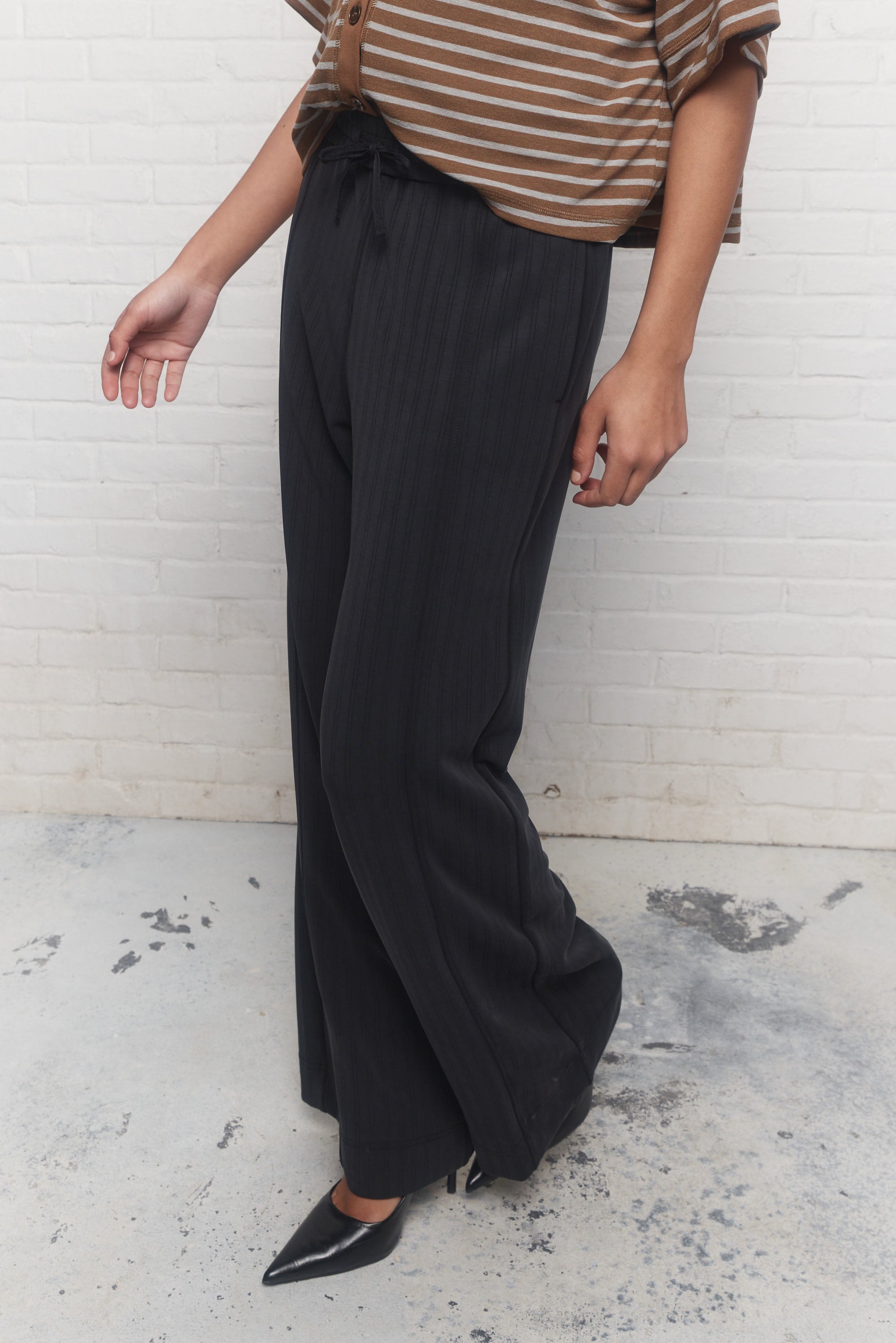 Evie | Wide-leg, faded black trousers