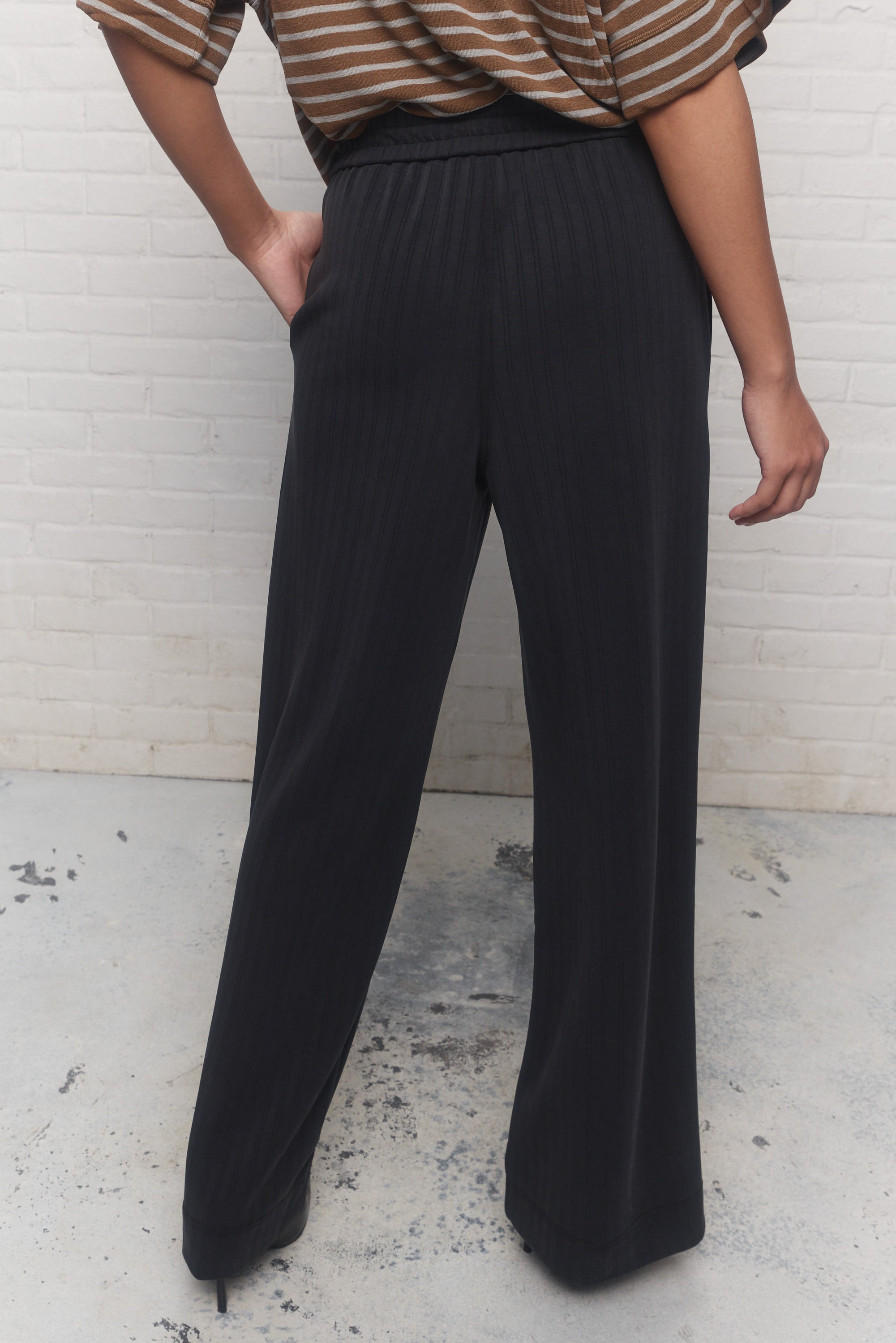Evie | Wide-leg, faded black trousers
