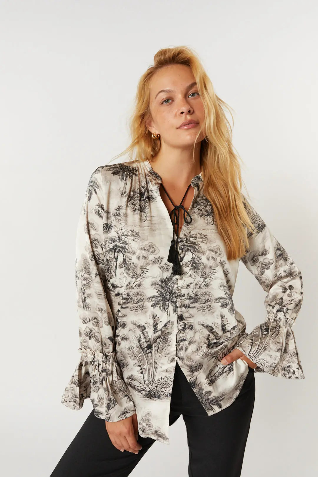 Chemise ivoire à motifs noirs