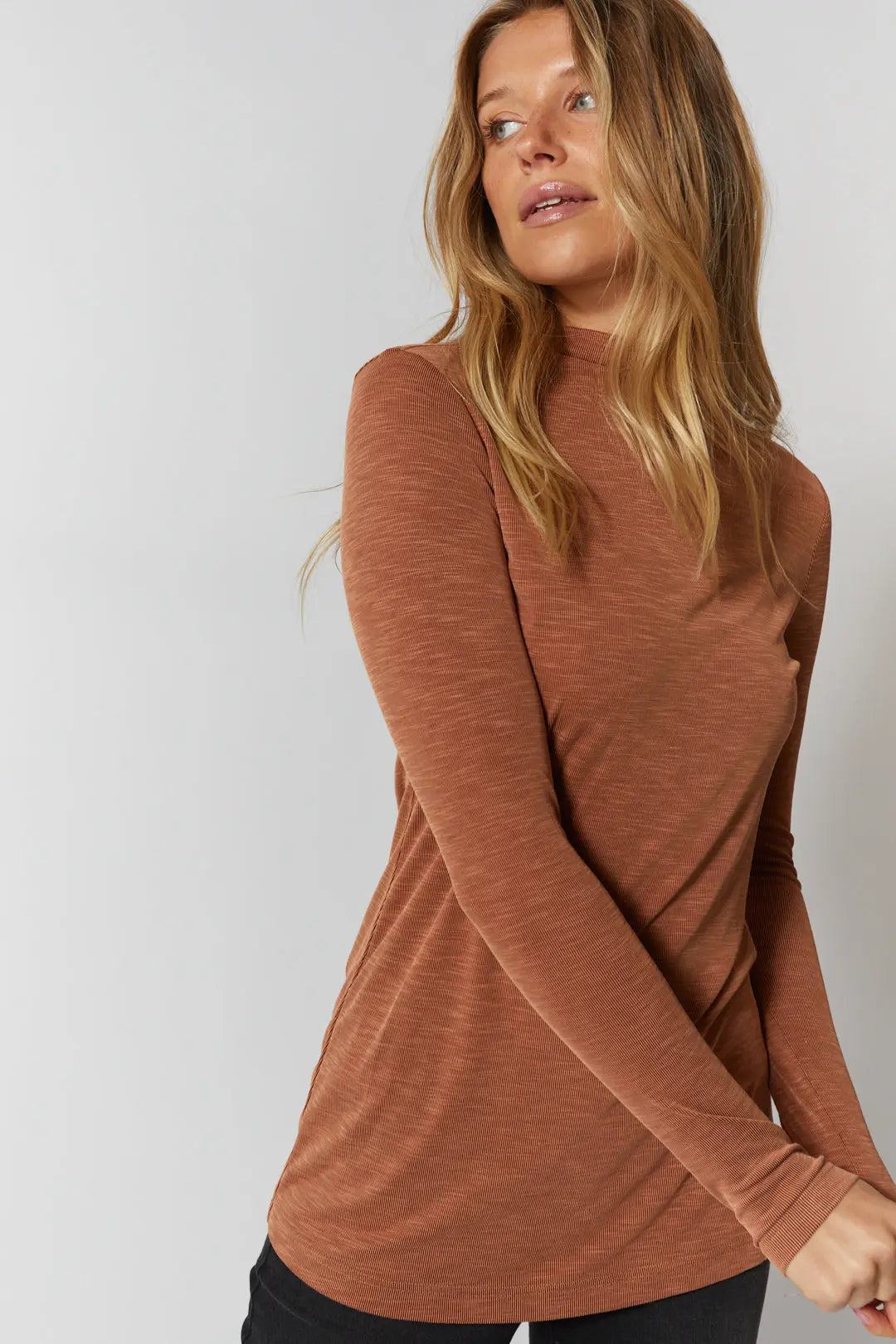 Chandail tan texturé à col montant | Nolan JOELLE Collection