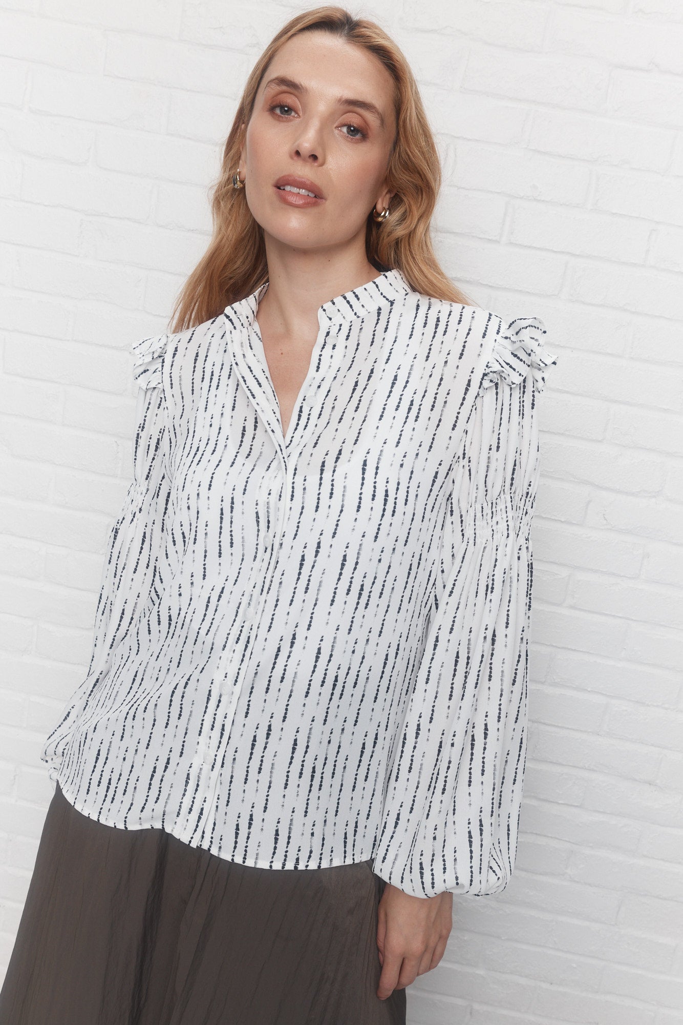 Quincy | White and black shirt