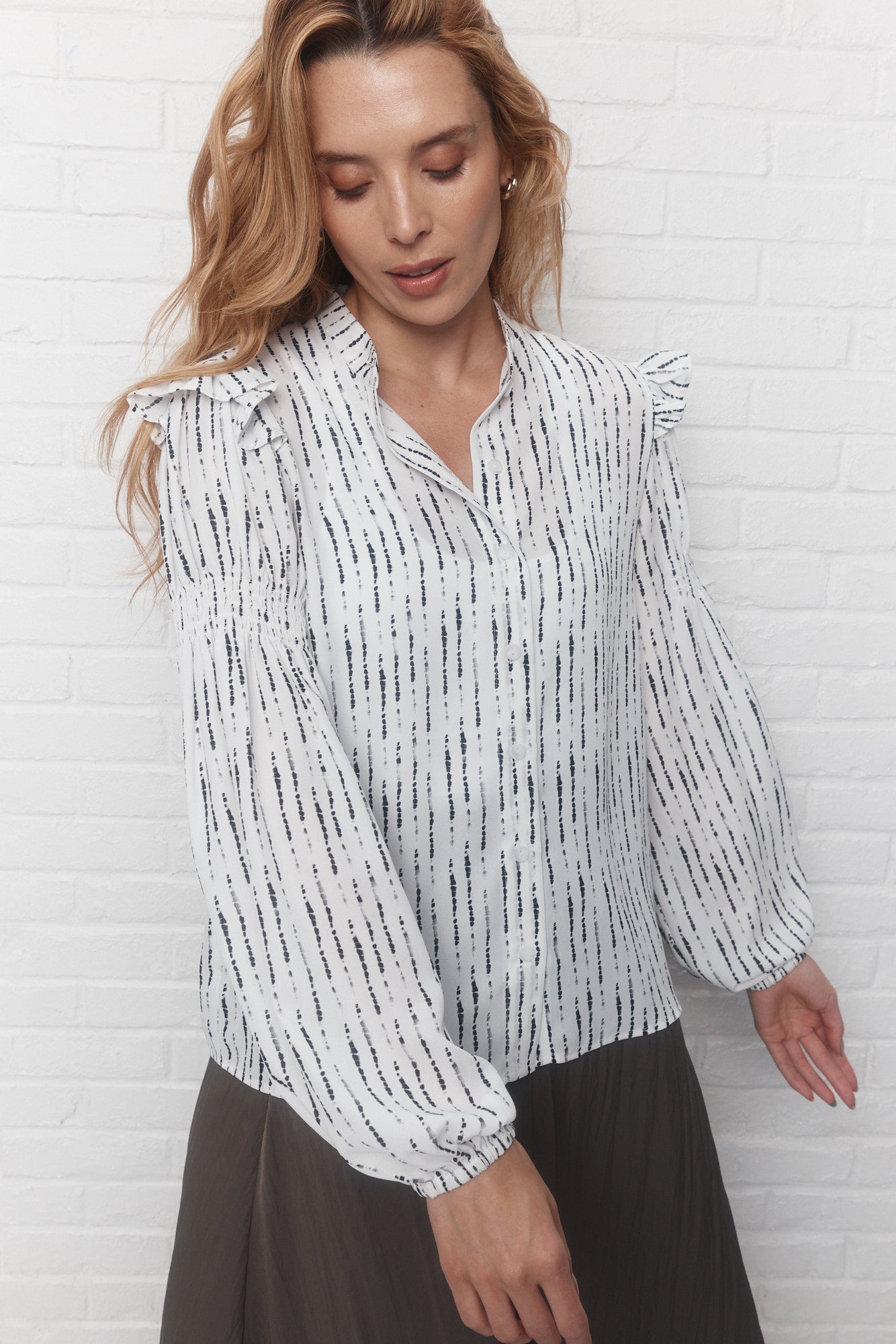 Quincy | White and black shirt