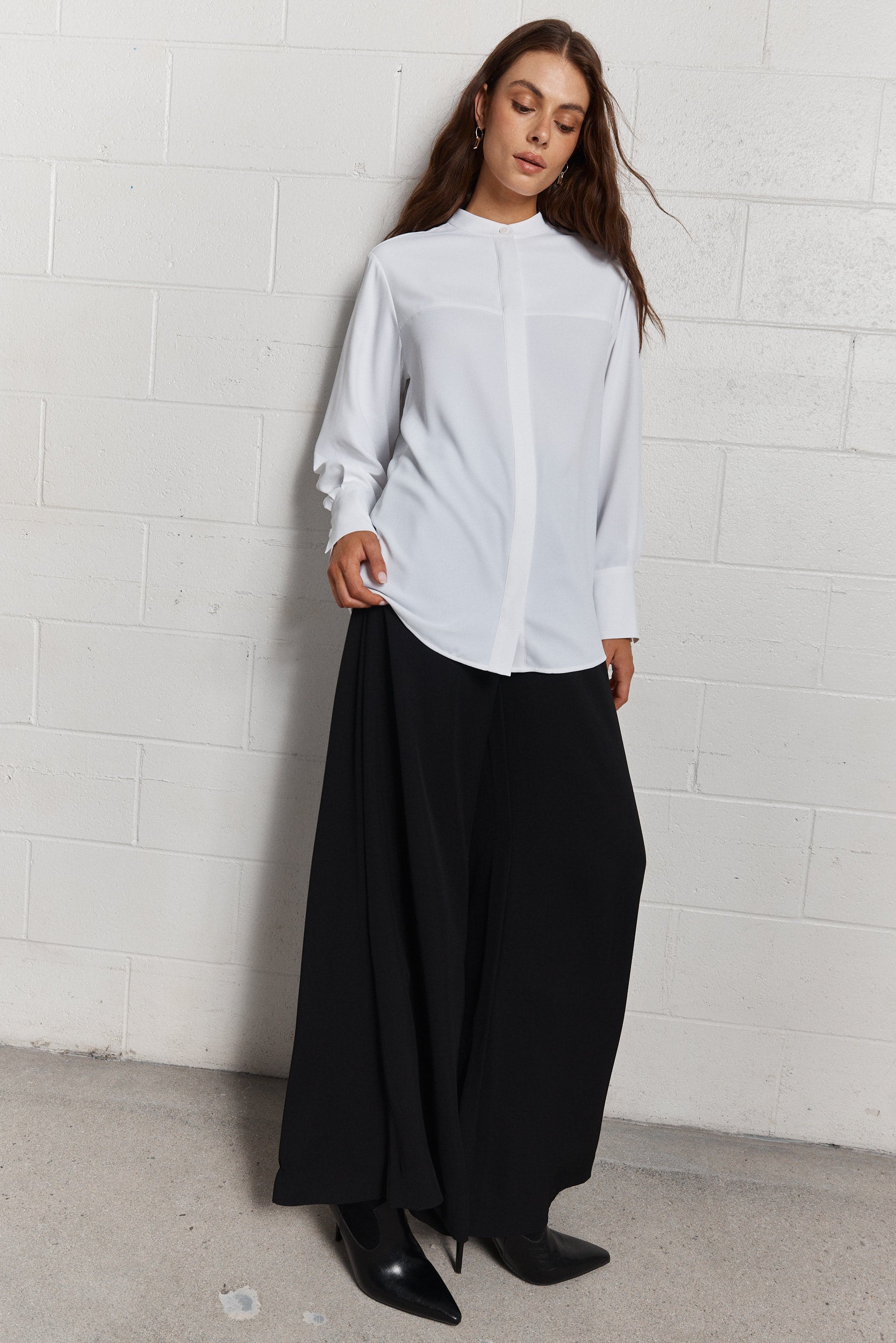 Scarlett | White shirt with a Mao collar