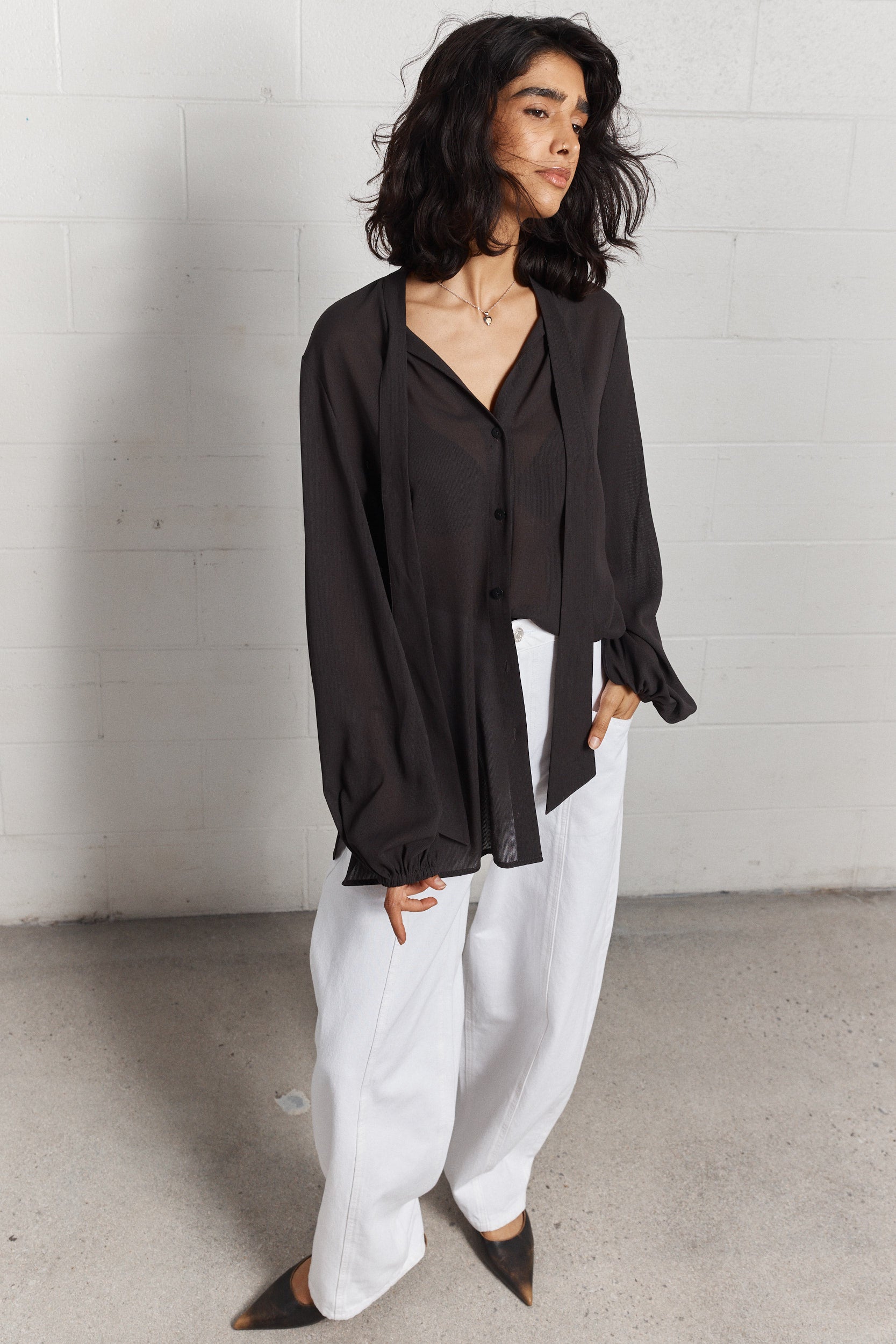 Adeline | Chemise noire semi-transparente