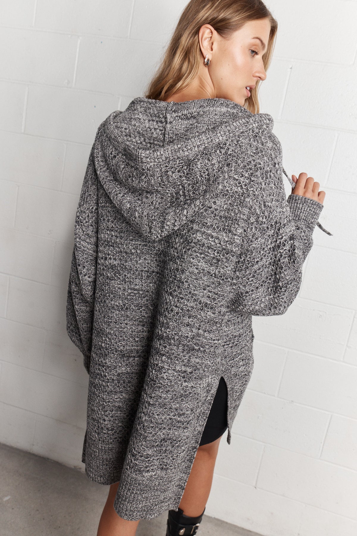 Annick | Chandail gris à capuchon