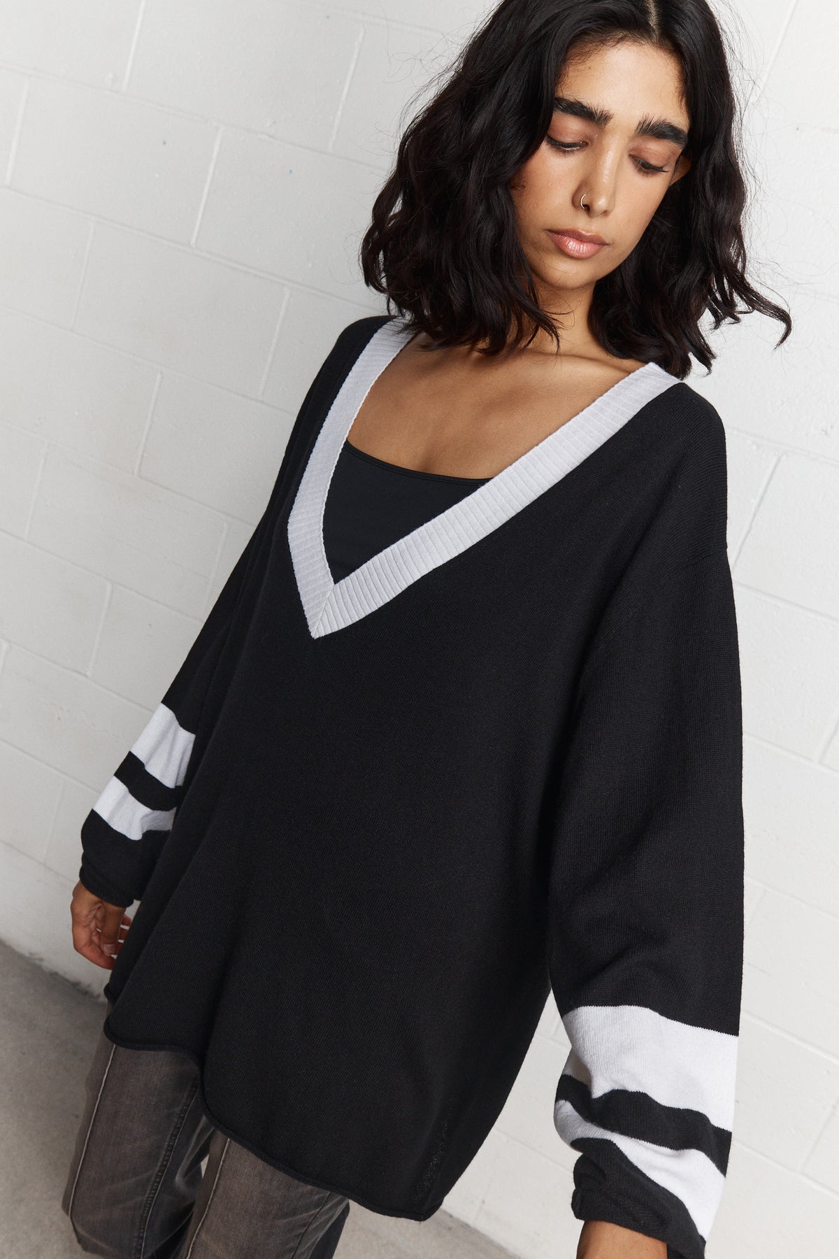Avril | Black and white oversized V-neck sweater