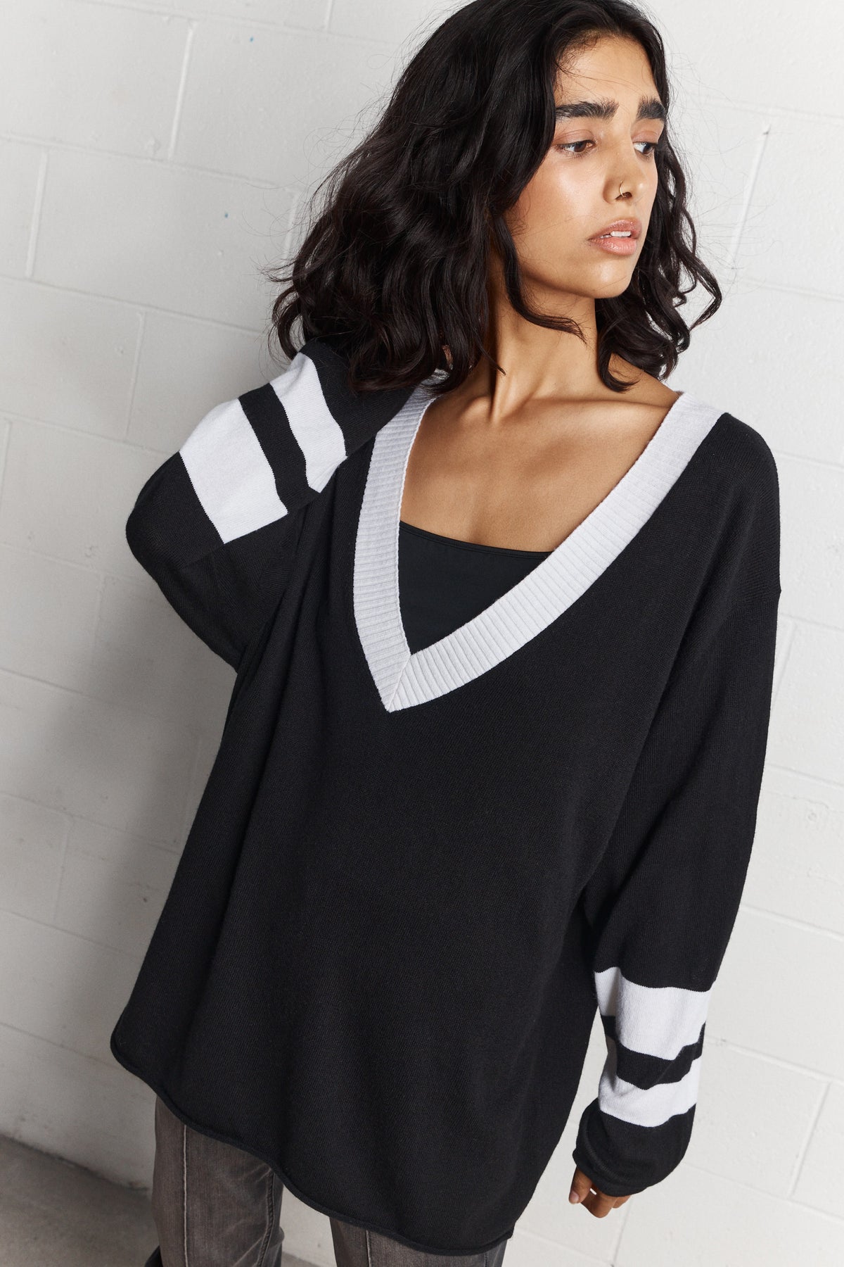 Avril | Black and white oversized V-neck sweater