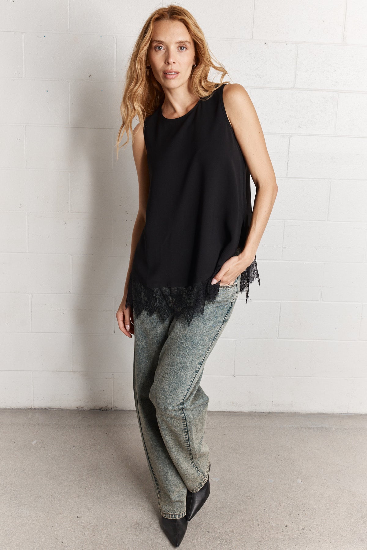 Mellon | Camisole noire à ourlet en dentelle
