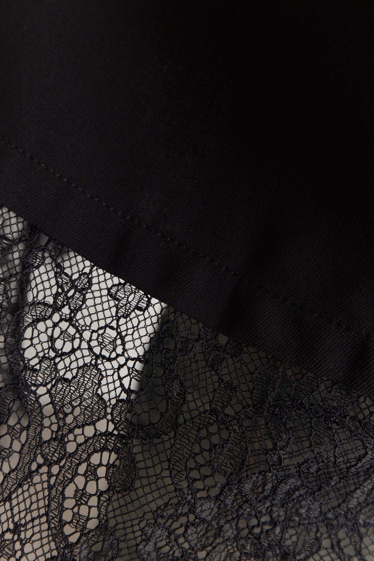 Mellon | Camisole noire à ourlet en dentelle