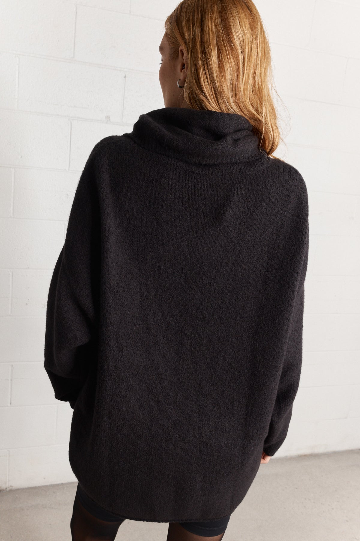 Robin | Robe noire à col tubulaire