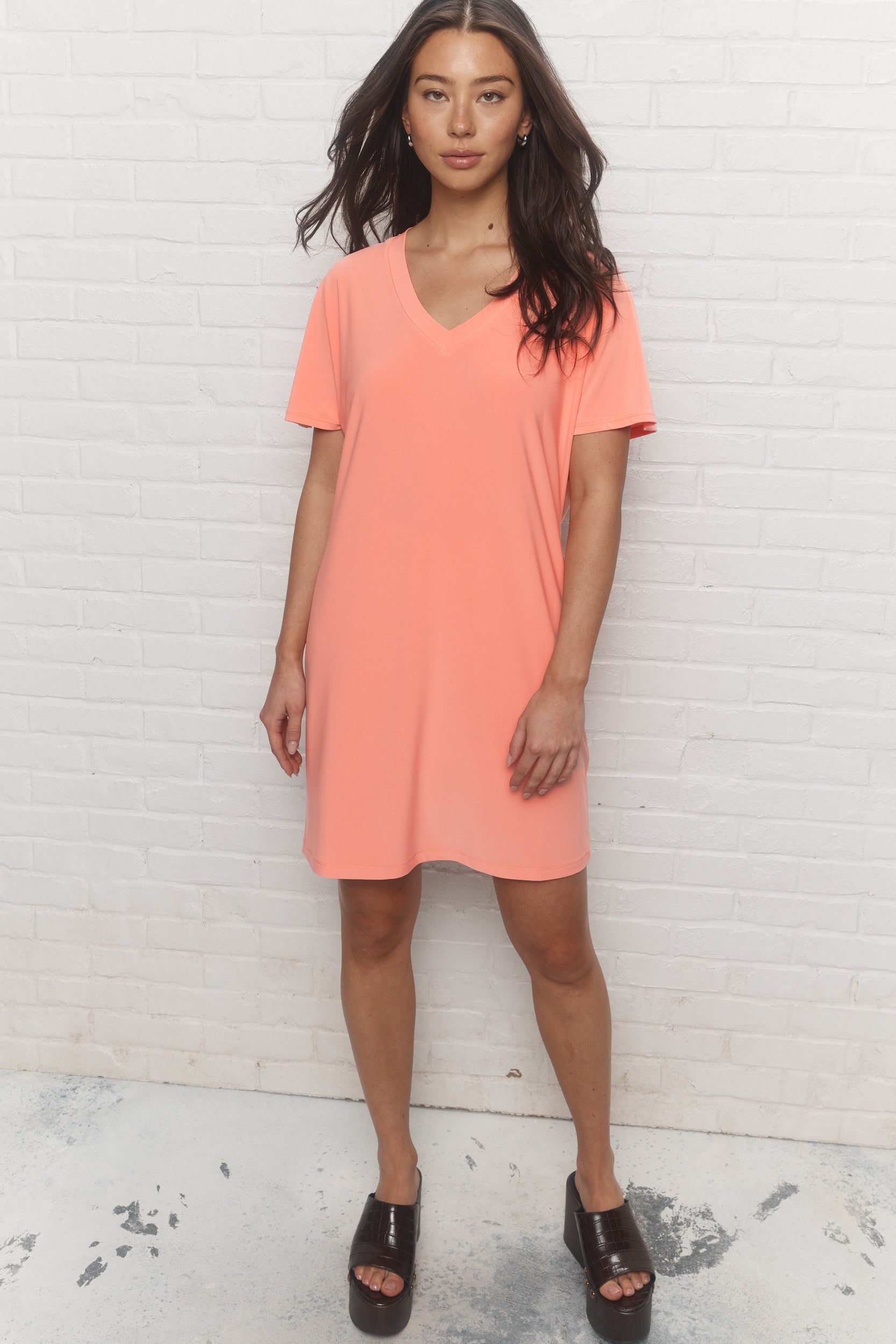 Flo La robe corail à col en V JOELLE Collection