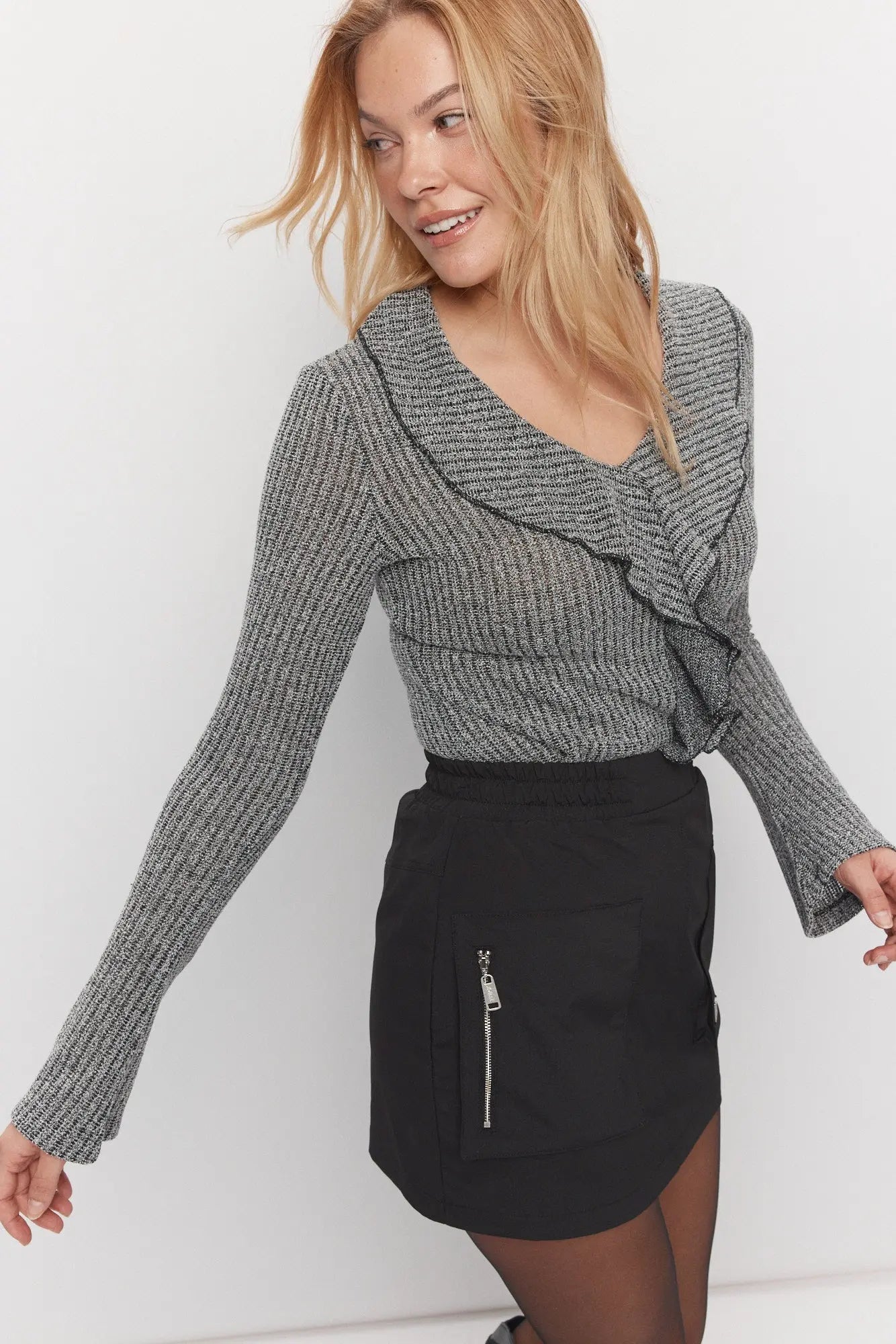 Chandail blanc et noir multi à volants | Mercer JOELLE Collection