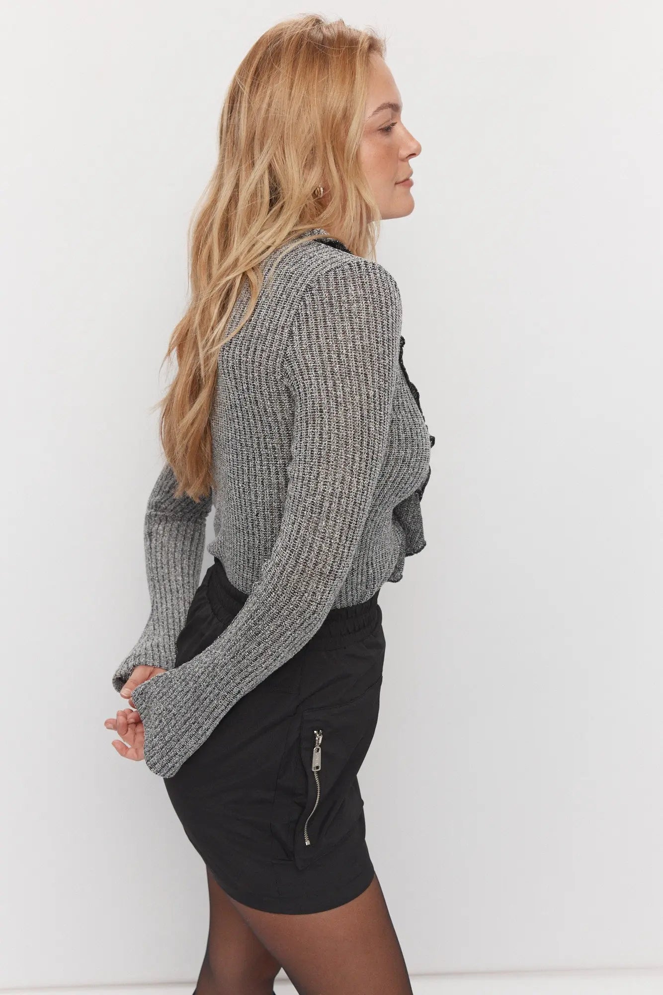 Chandail blanc et noir multi à volants | Mercer JOELLE Collection