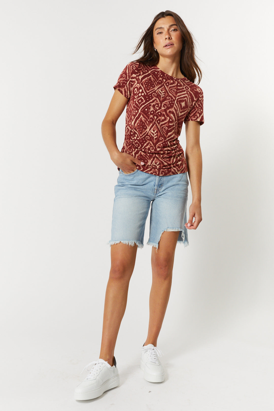 Patterned fitted red t-shirt | Della
