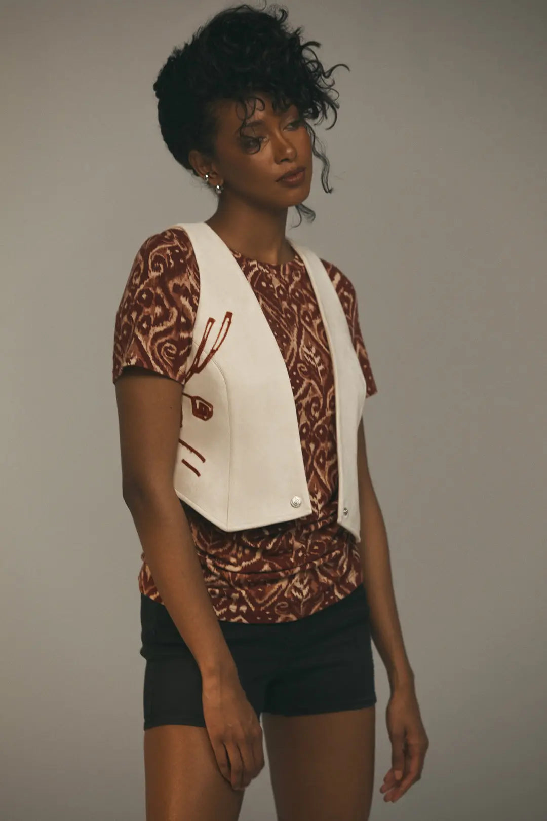 Gilet ivoire en simili suède à broderie | Gileto JOELLE Collection