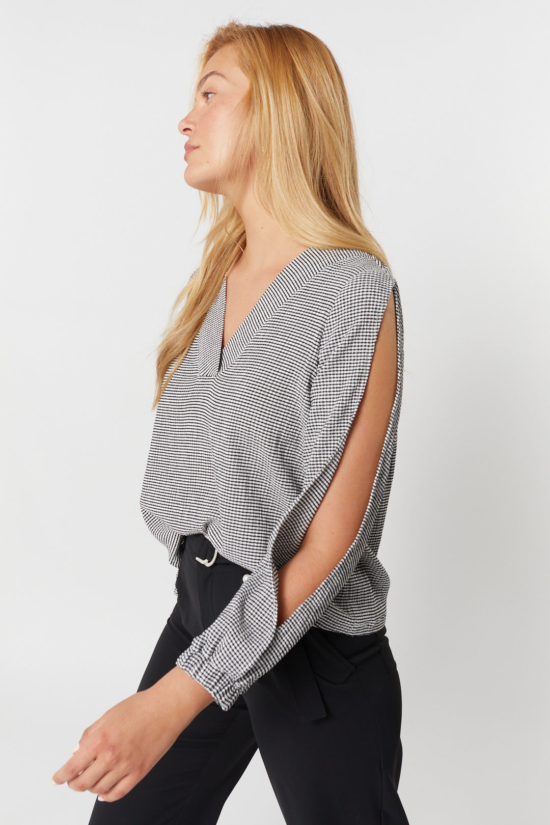Checked sweater with openings on the sleeves | Dhalia
