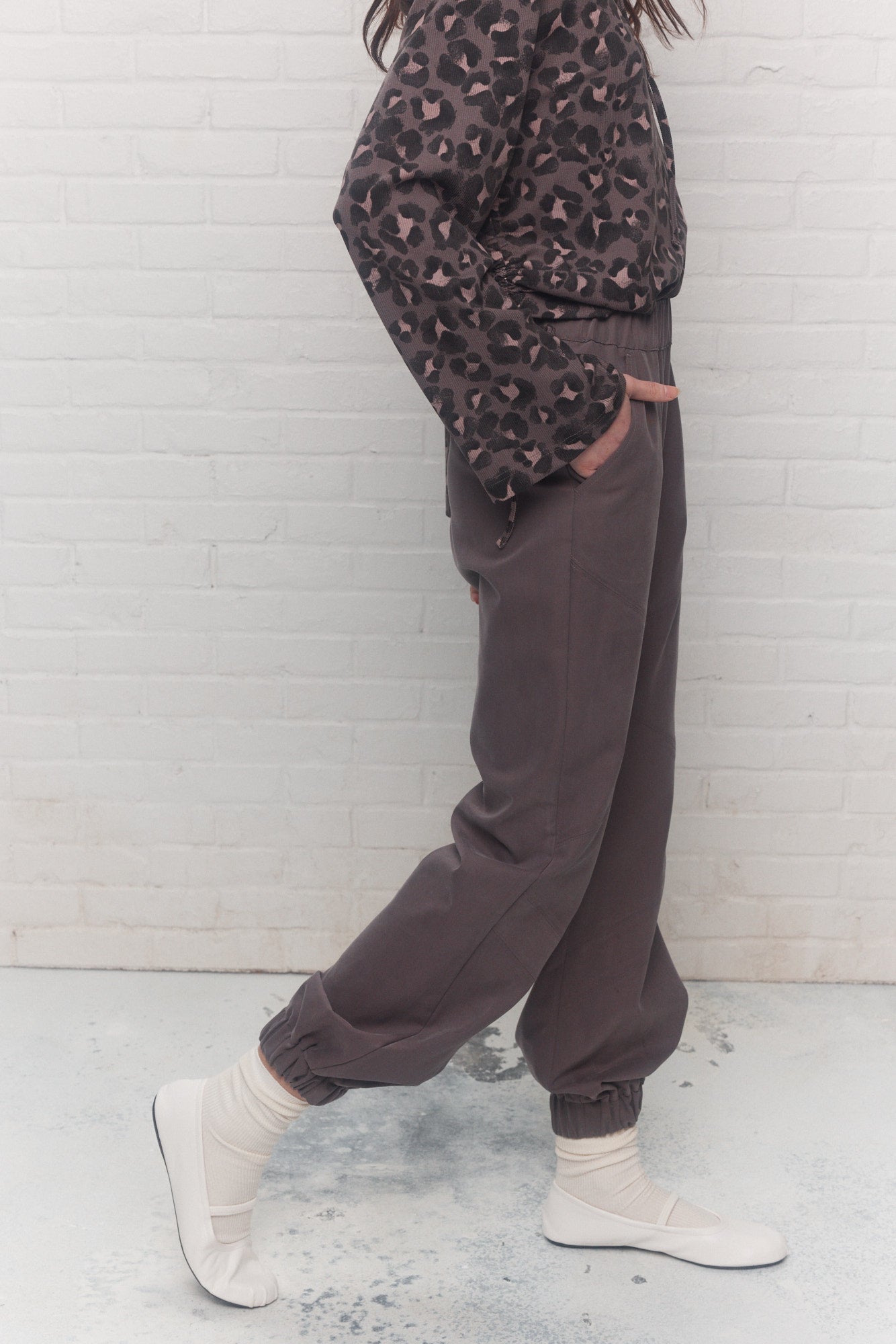 Mauve-taupe pants fitted at the ankles | Davila