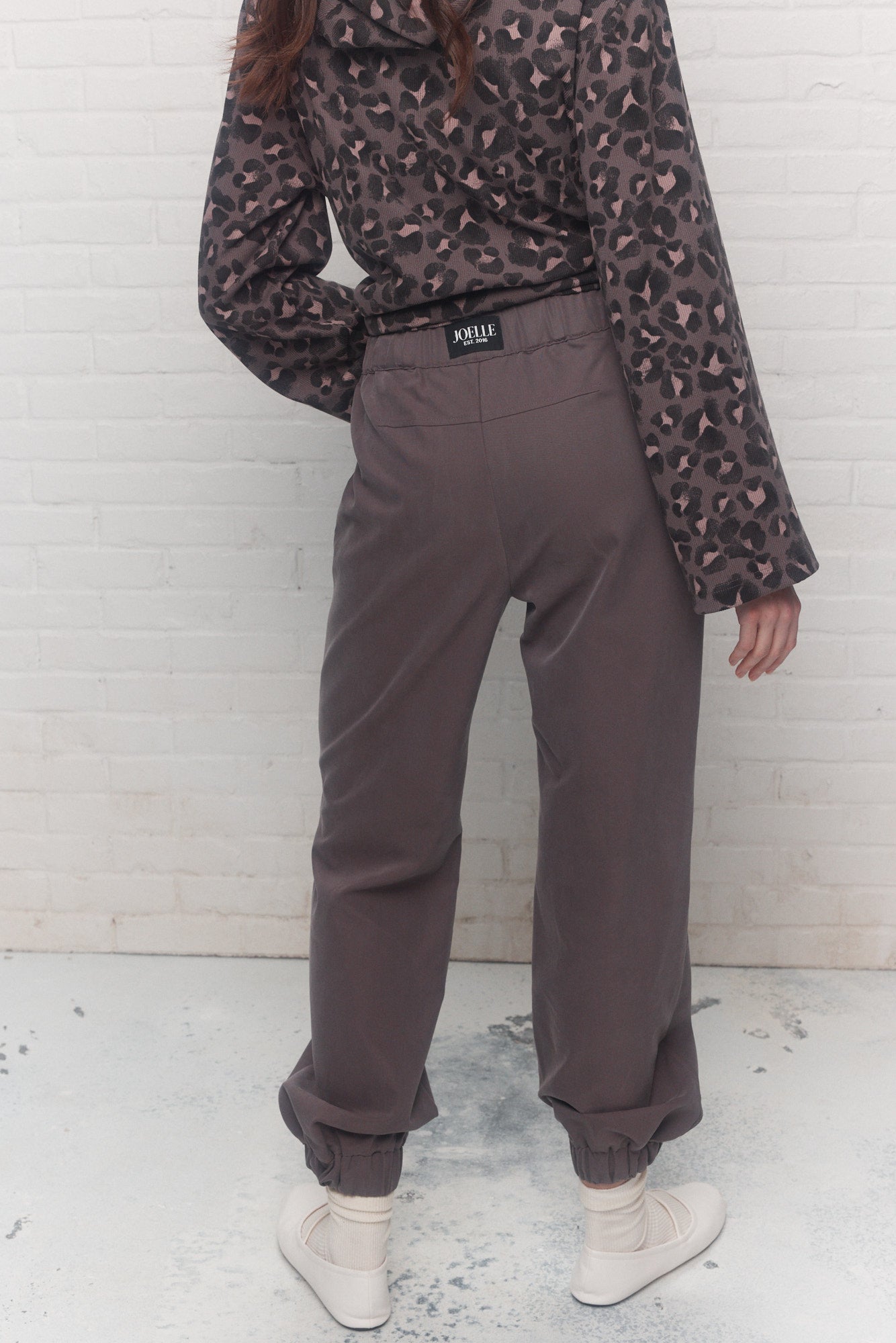 Mauve-taupe pants fitted at the ankles | Davila